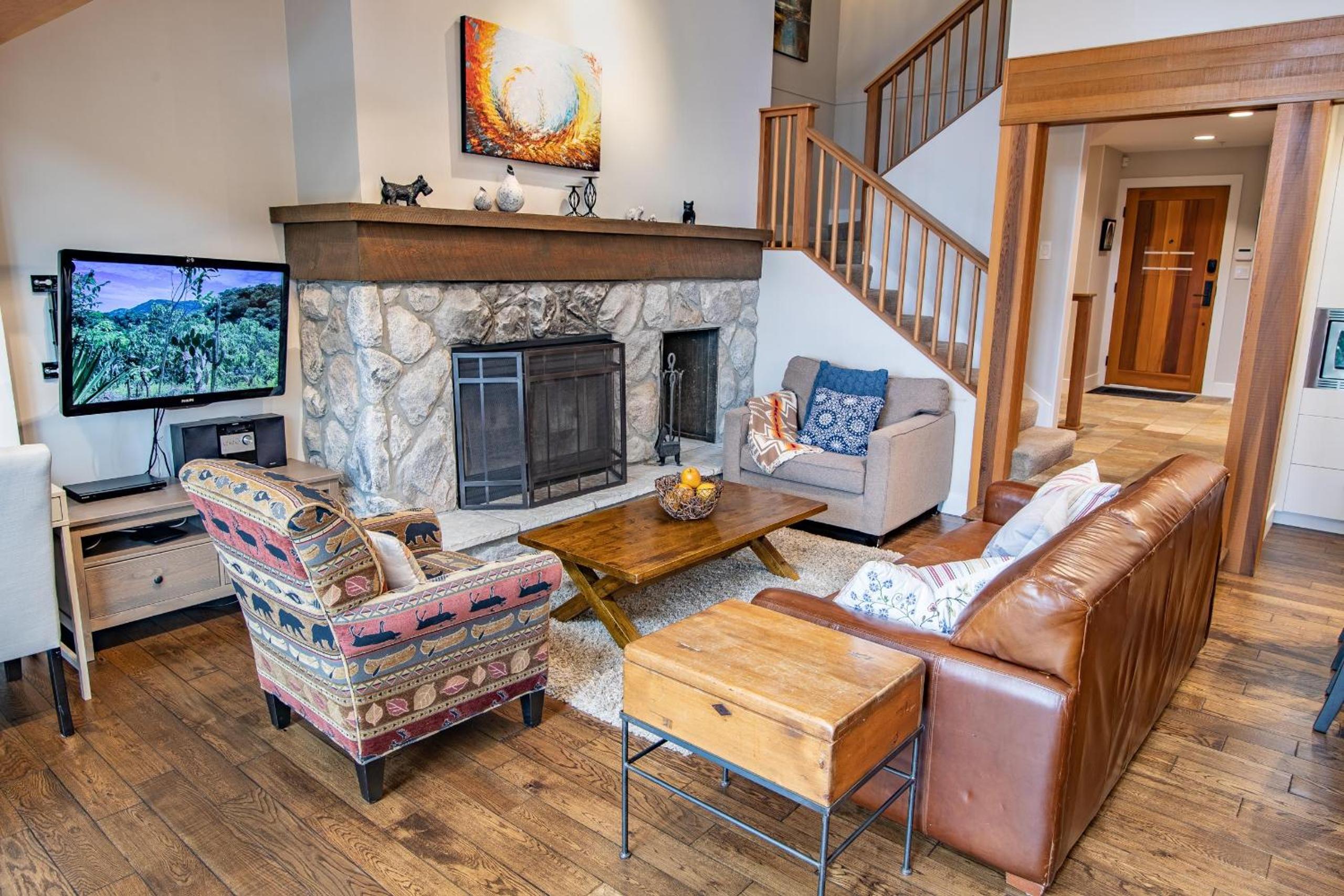 Pinnacle Ridge 36 - Ski In Ski Out, Newly Renovated, Private Hot Tub, Wood Fireplace
