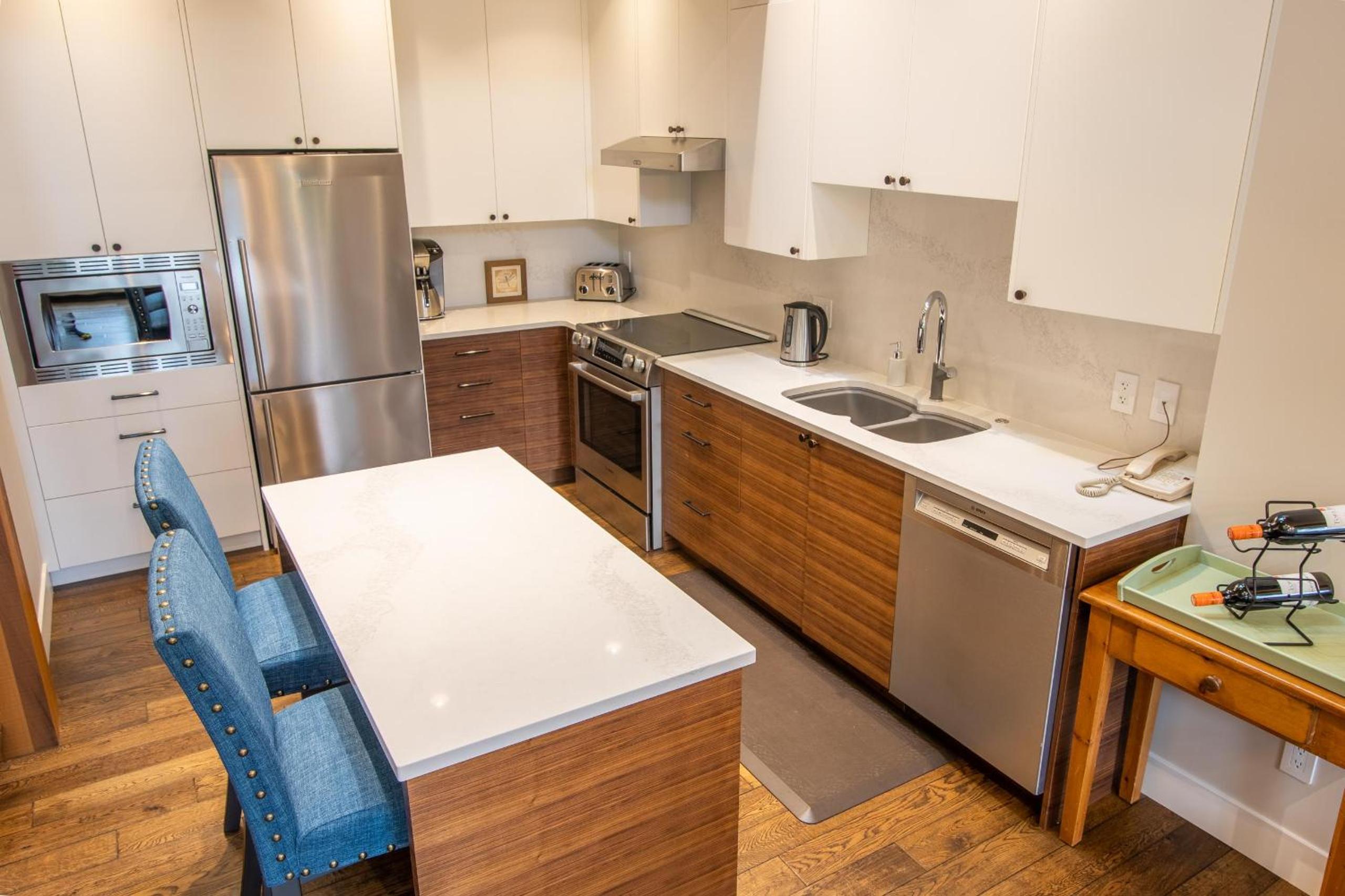 Pinnacle Ridge 36 - Ski In Ski Out, Newly Renovated, Private Hot Tub, Wood Fireplace