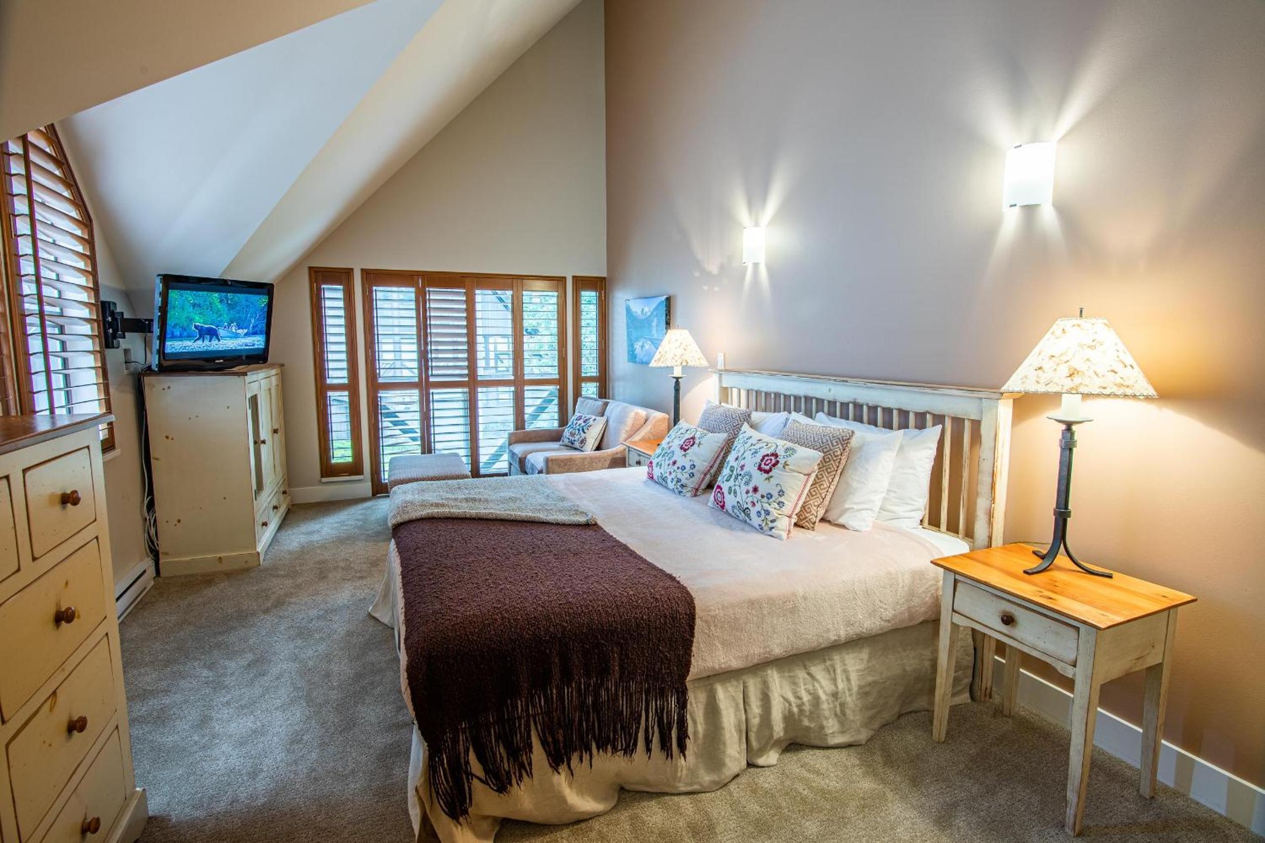 Pinnacle Ridge 36 - Ski In Ski Out, Newly Renovated, Private Hot Tub, Wood Fireplace
