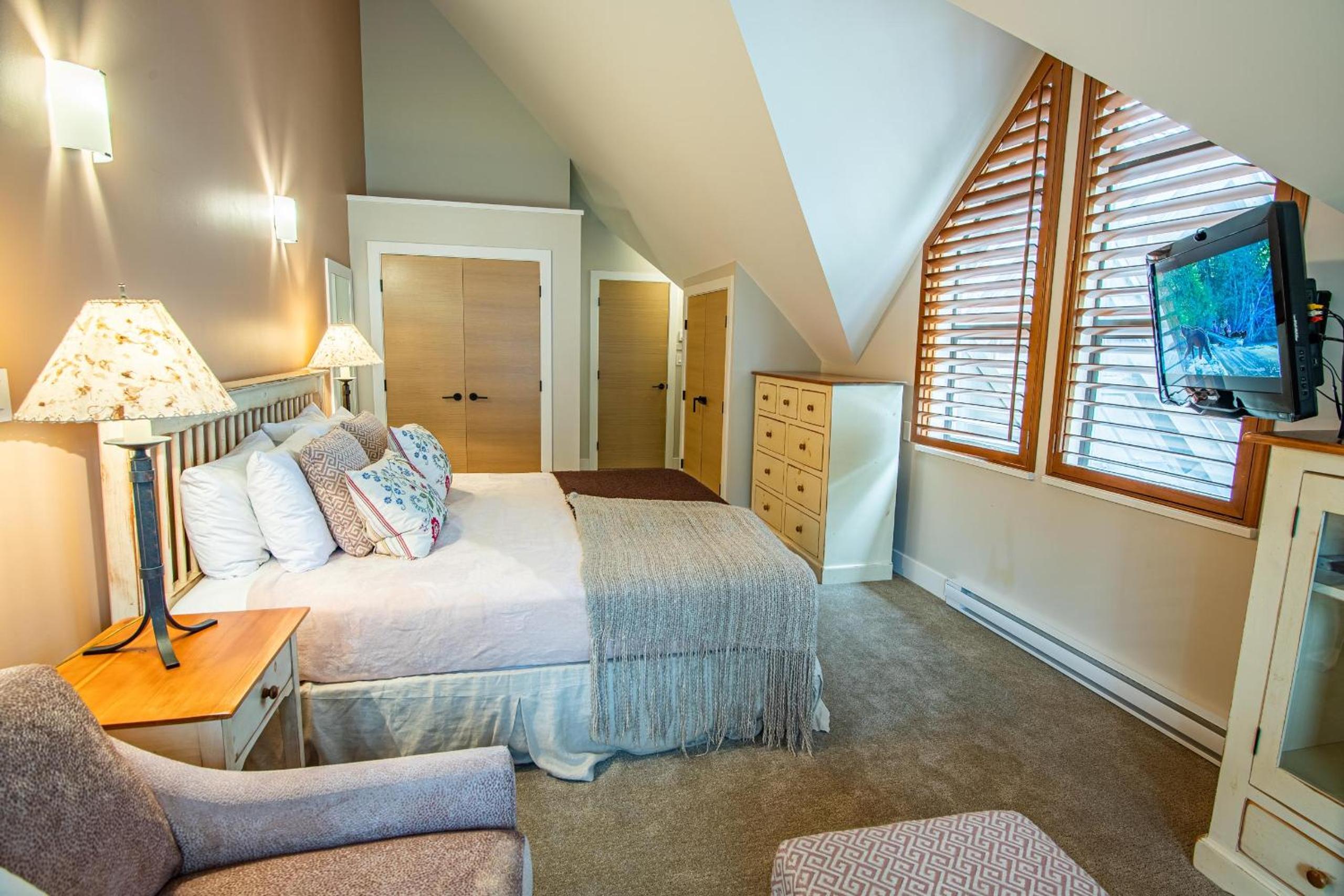 Pinnacle Ridge 36 - Ski In Ski Out, Newly Renovated, Private Hot Tub, Wood Fireplace