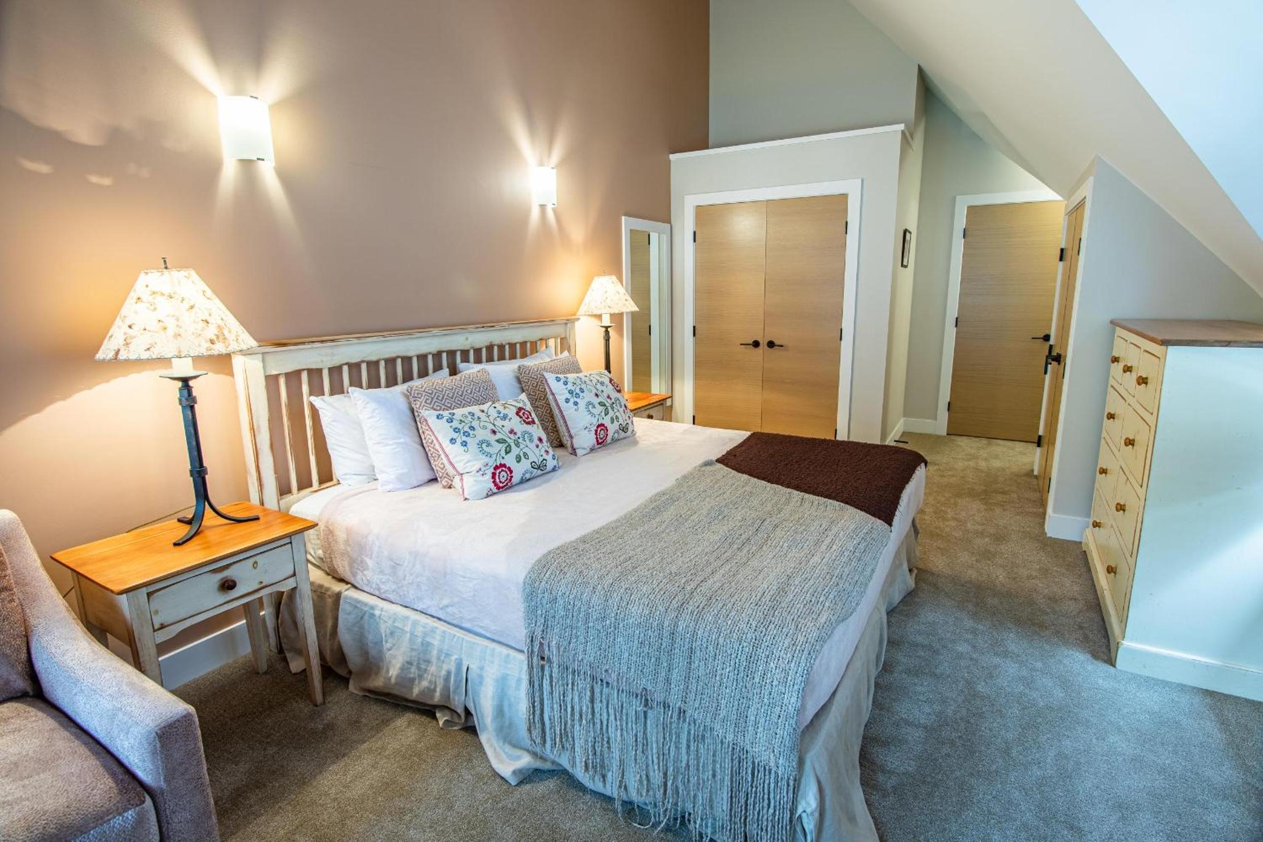 Pinnacle Ridge 36 - Ski In Ski Out, Newly Renovated, Private Hot Tub, Wood Fireplace