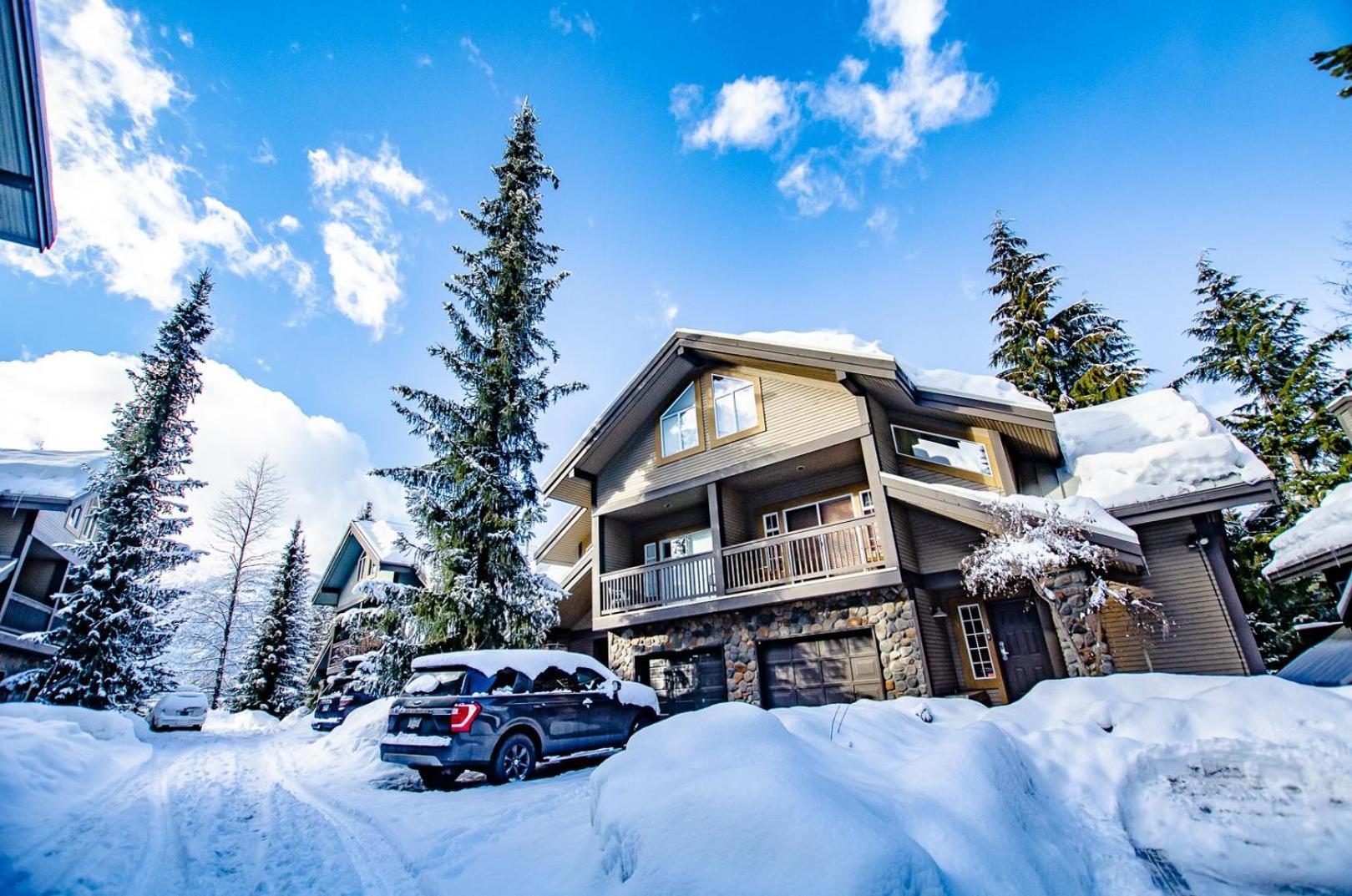 Snowy Creek 04 - Ski In Ski Out, Private Hot Tub, Short Walk to Whistler Village