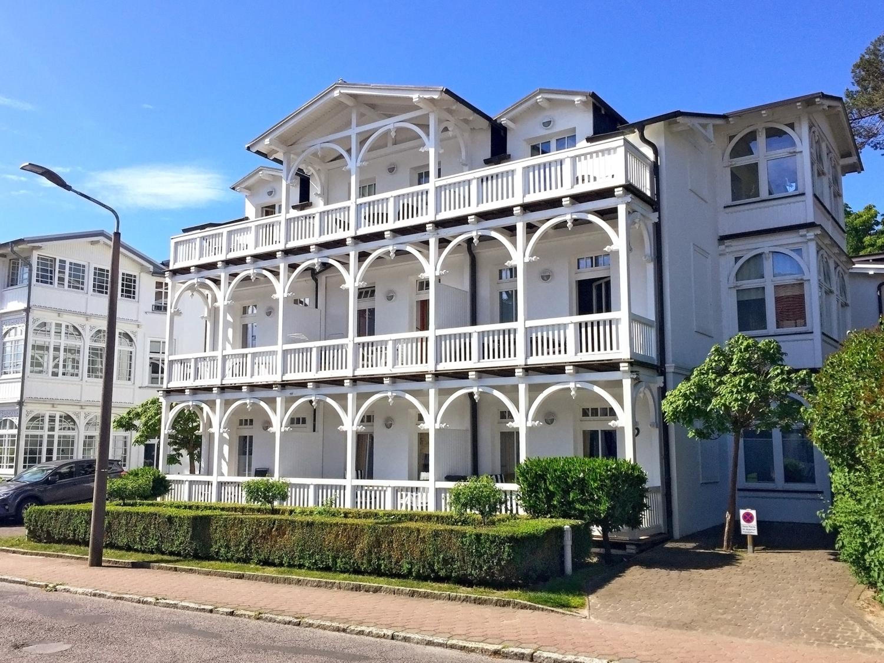 Villa Jugendglück - gelbe Lilie