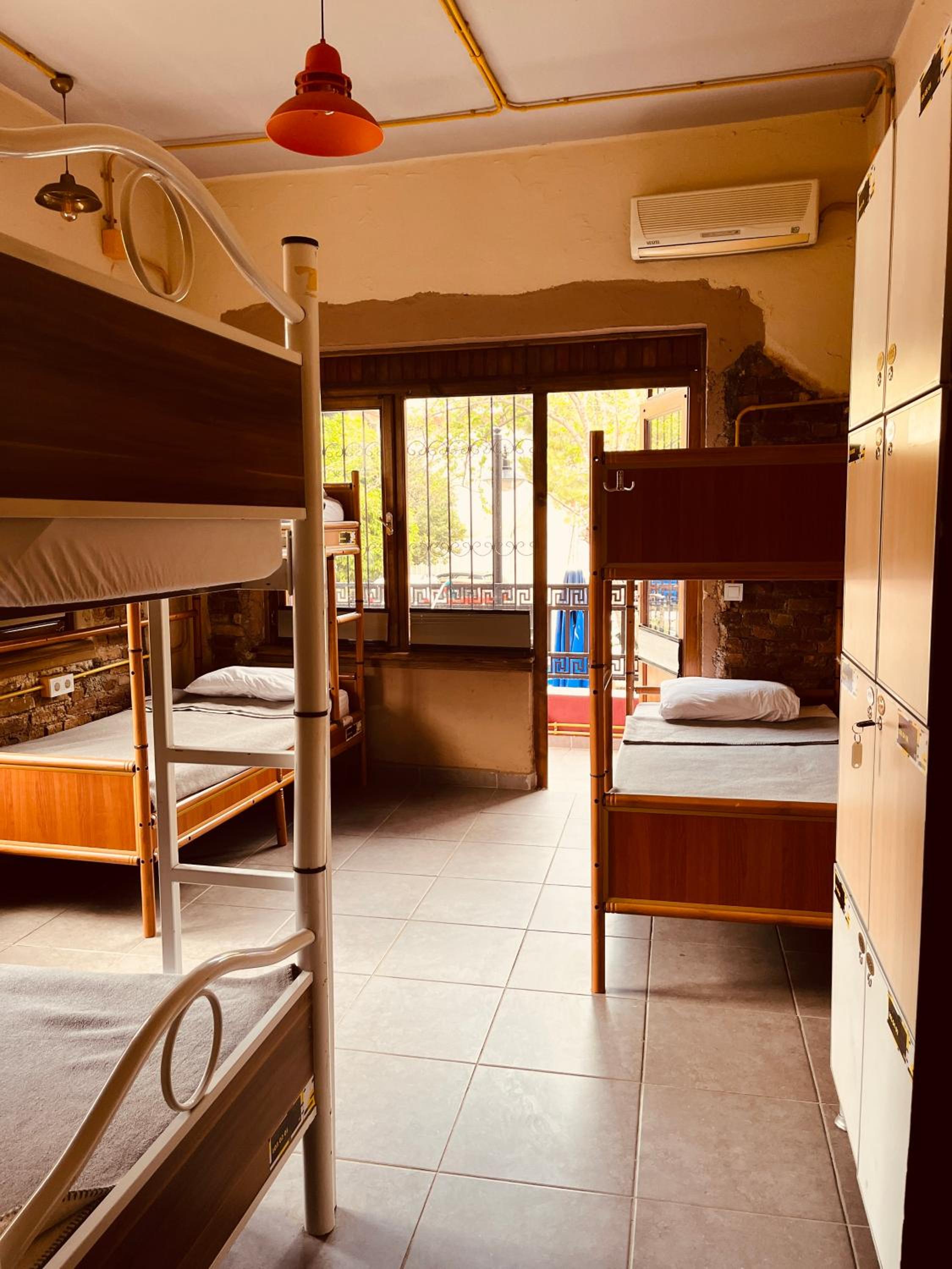 Berlin Hostel & Street