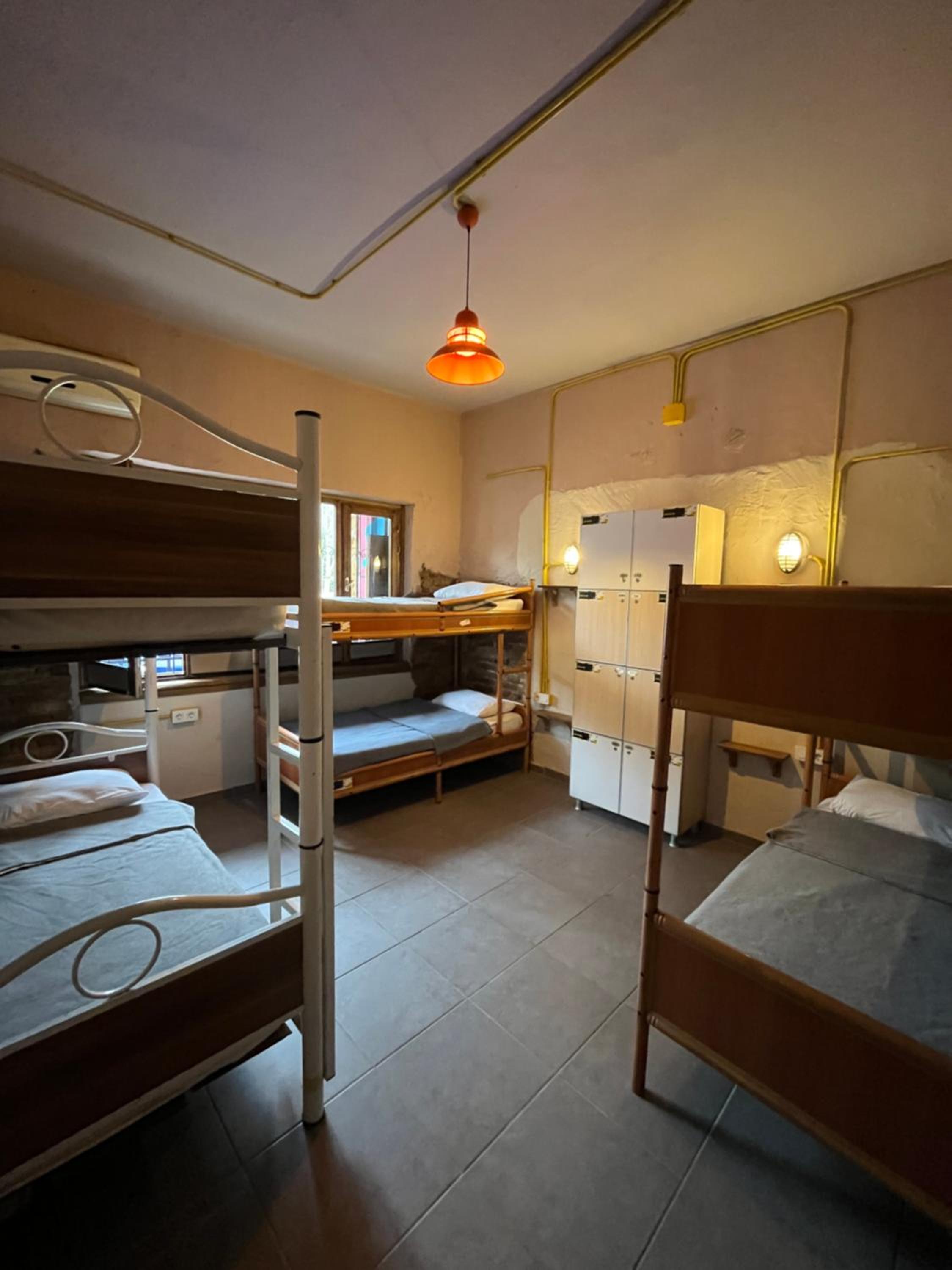 Berlin Hostel & Street
