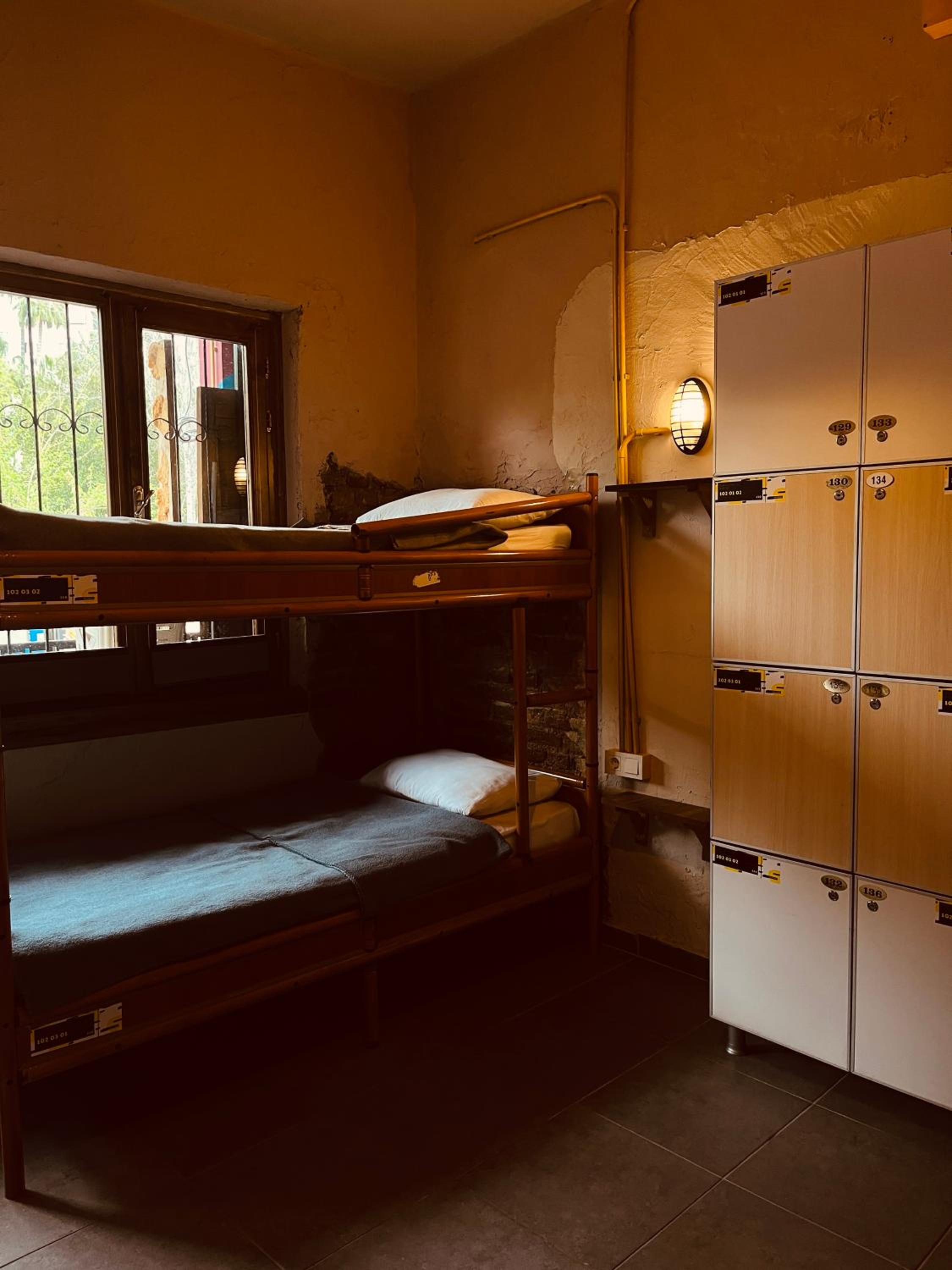 Berlin Hostel & Street