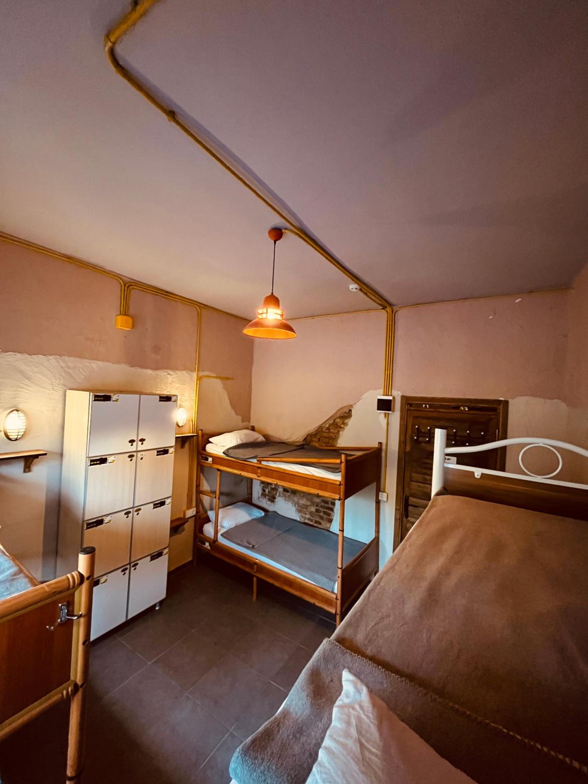 Berlin Hostel & Street