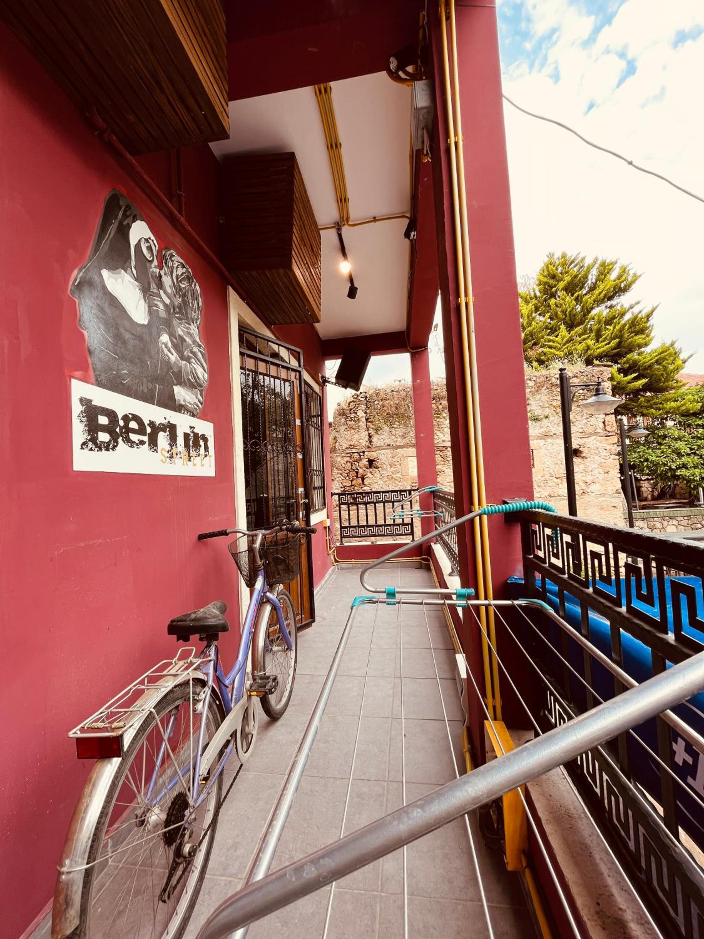 Berlin Hostel & Street