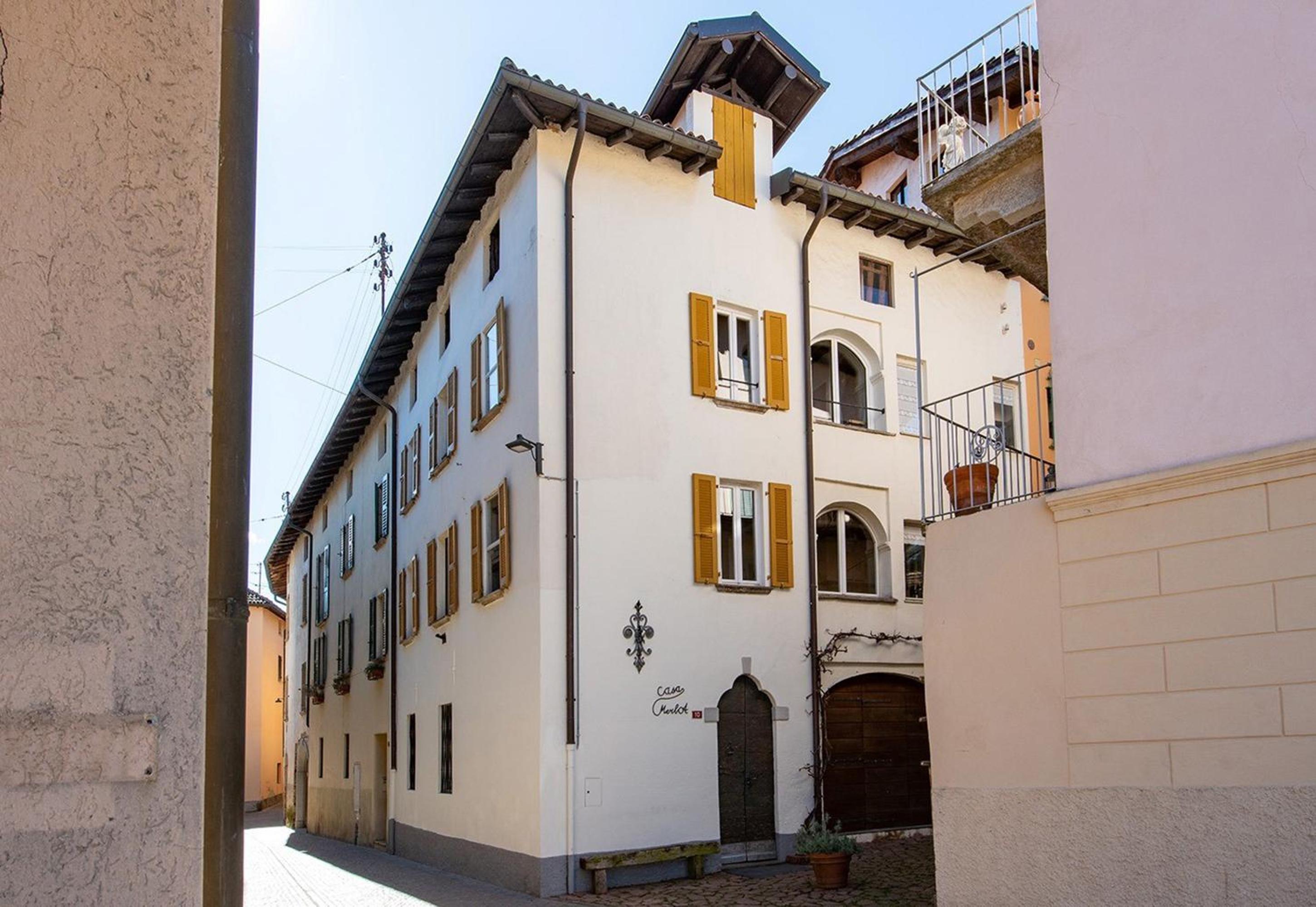 Historical Caslano Apartments - Happy Rentals