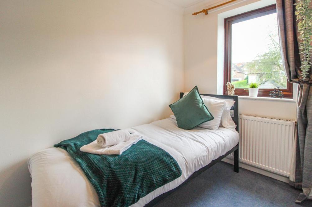 Comfortable 2 Bedroom House with Free Parking