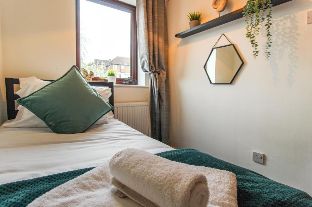 Comfortable 2 Bedroom House with Free Parking
