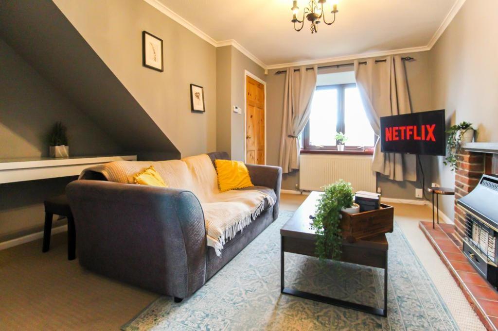 Comfortable 2 Bedroom House with Free Parking