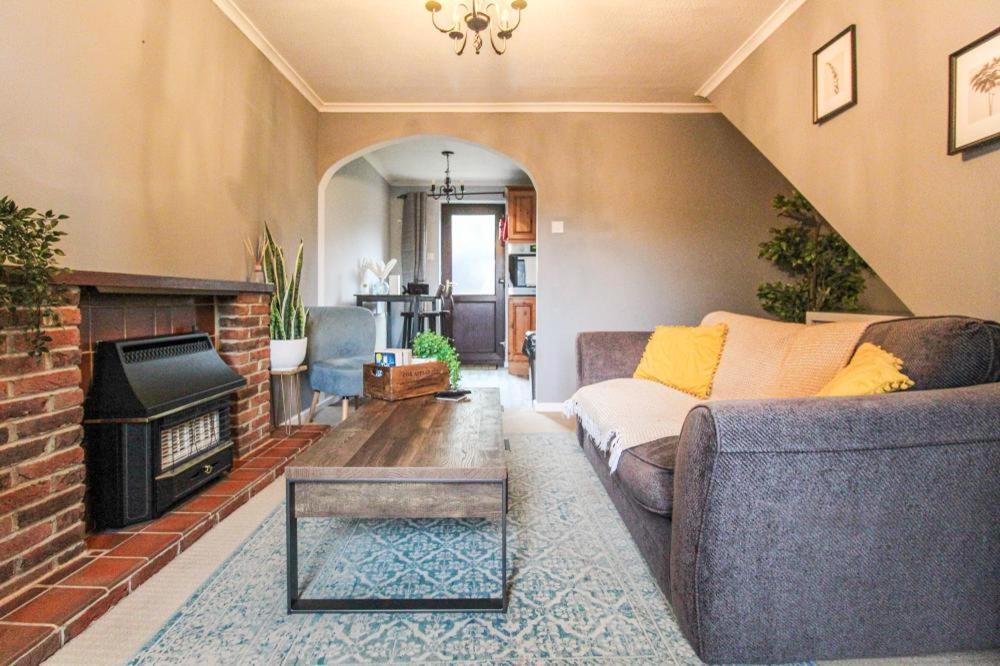 Comfortable 2 Bedroom House with Free Parking