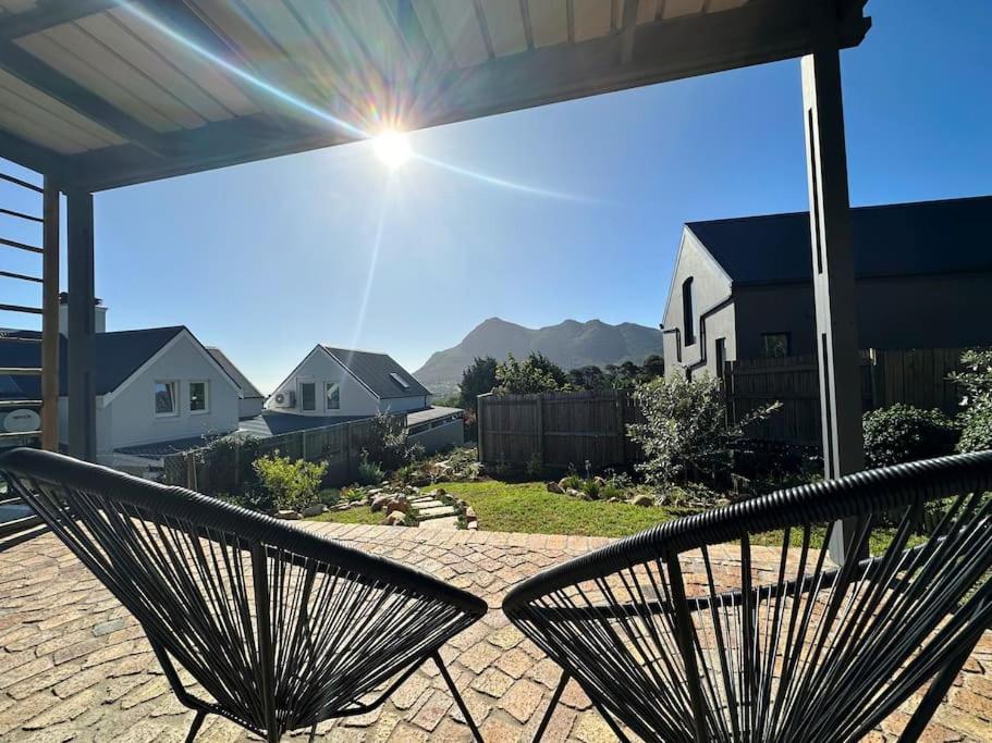 Stylish Garden Retreat view 4
