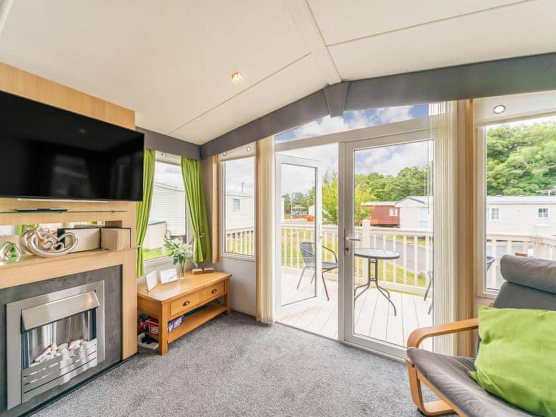 Apple Tree Lodge Hot Tub 3 bedroom 2 Bars view 5