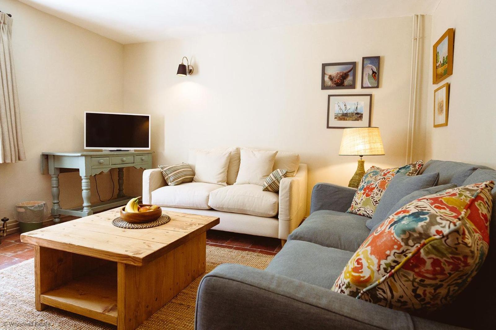 New Lane Cottage, Holiday Cottage in Norfolk, Hot tub, Sleeps 4 view 2