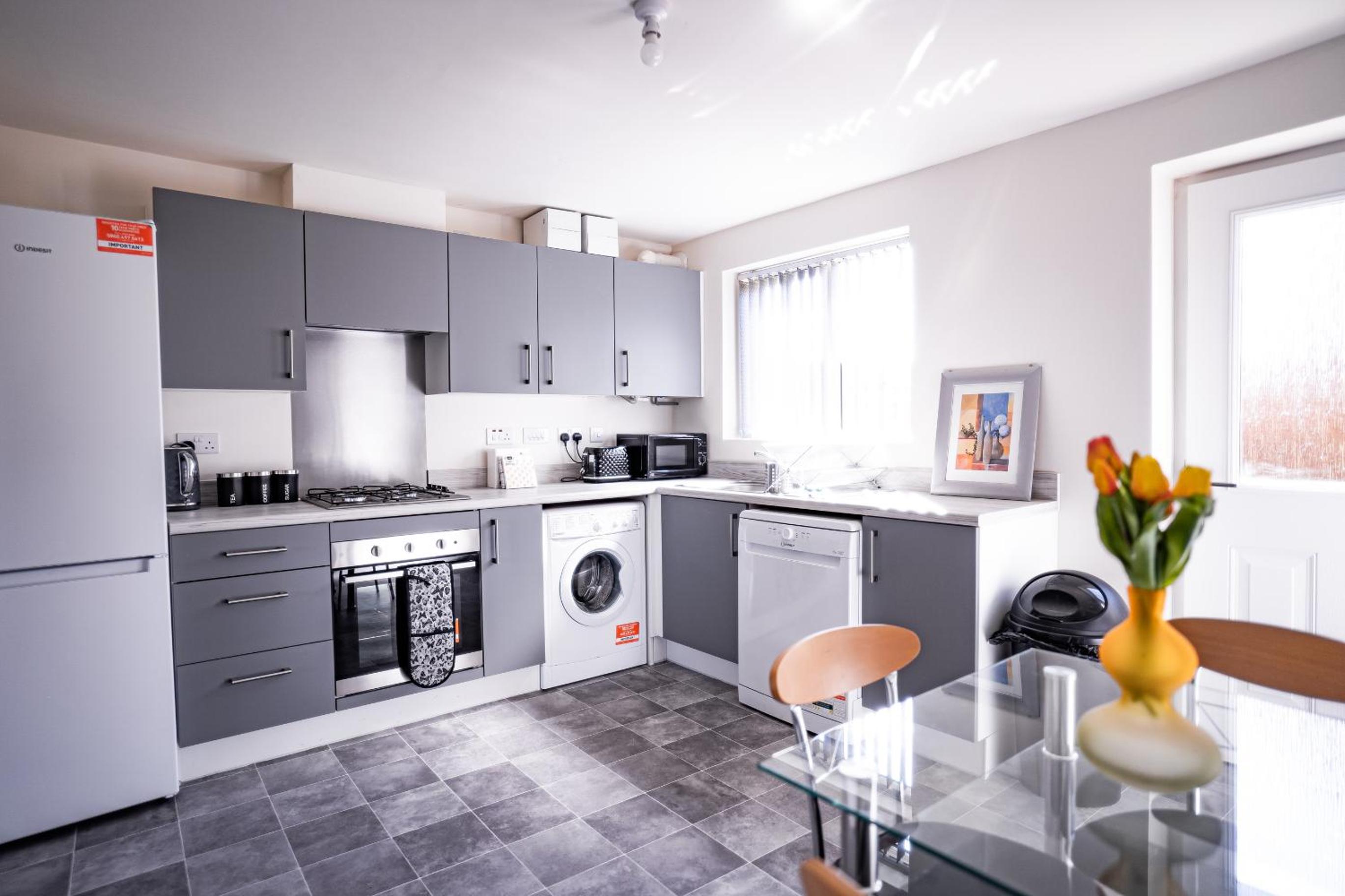 Stunning 2-Bed House in Manchester with canal view