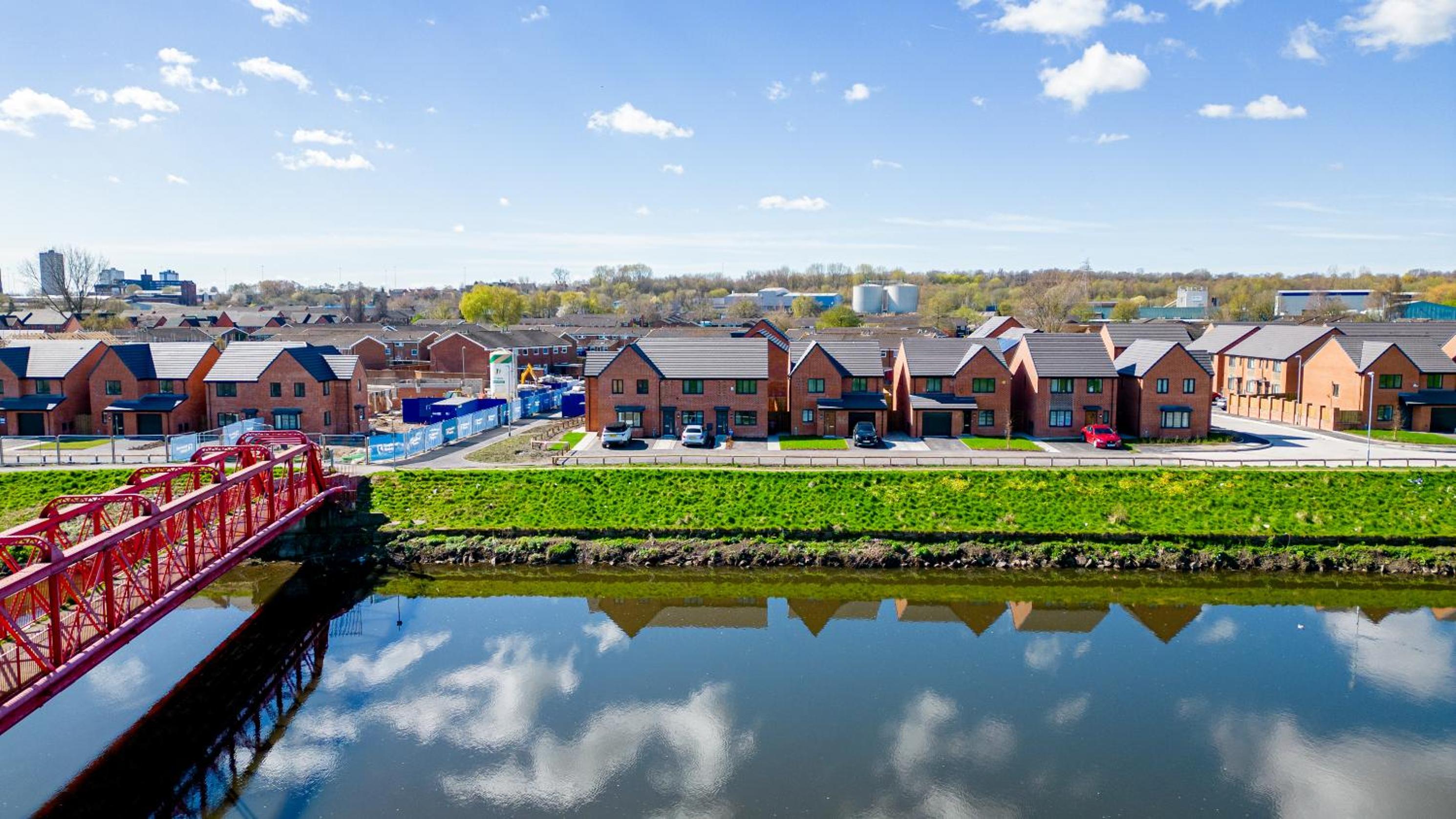 Stunning 2-Bed House in Manchester with canal view