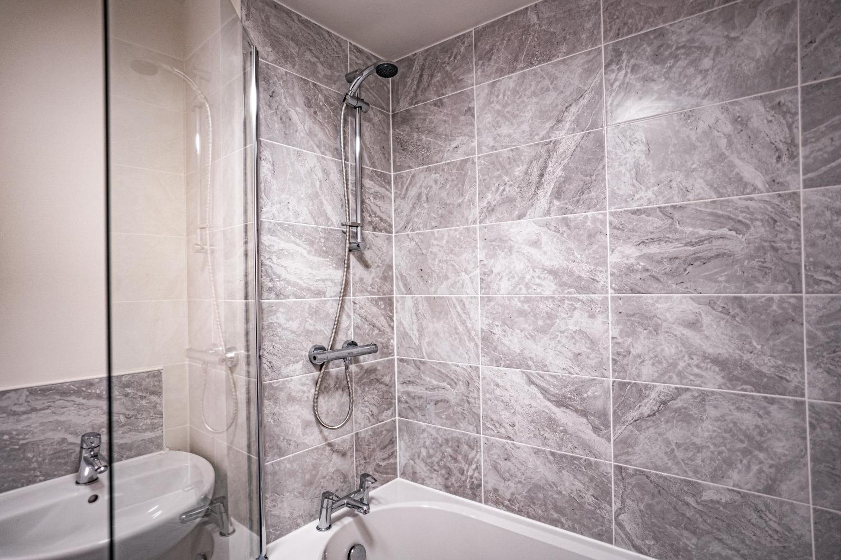 Stunning 2-Bed House in Manchester with canal view photo 5