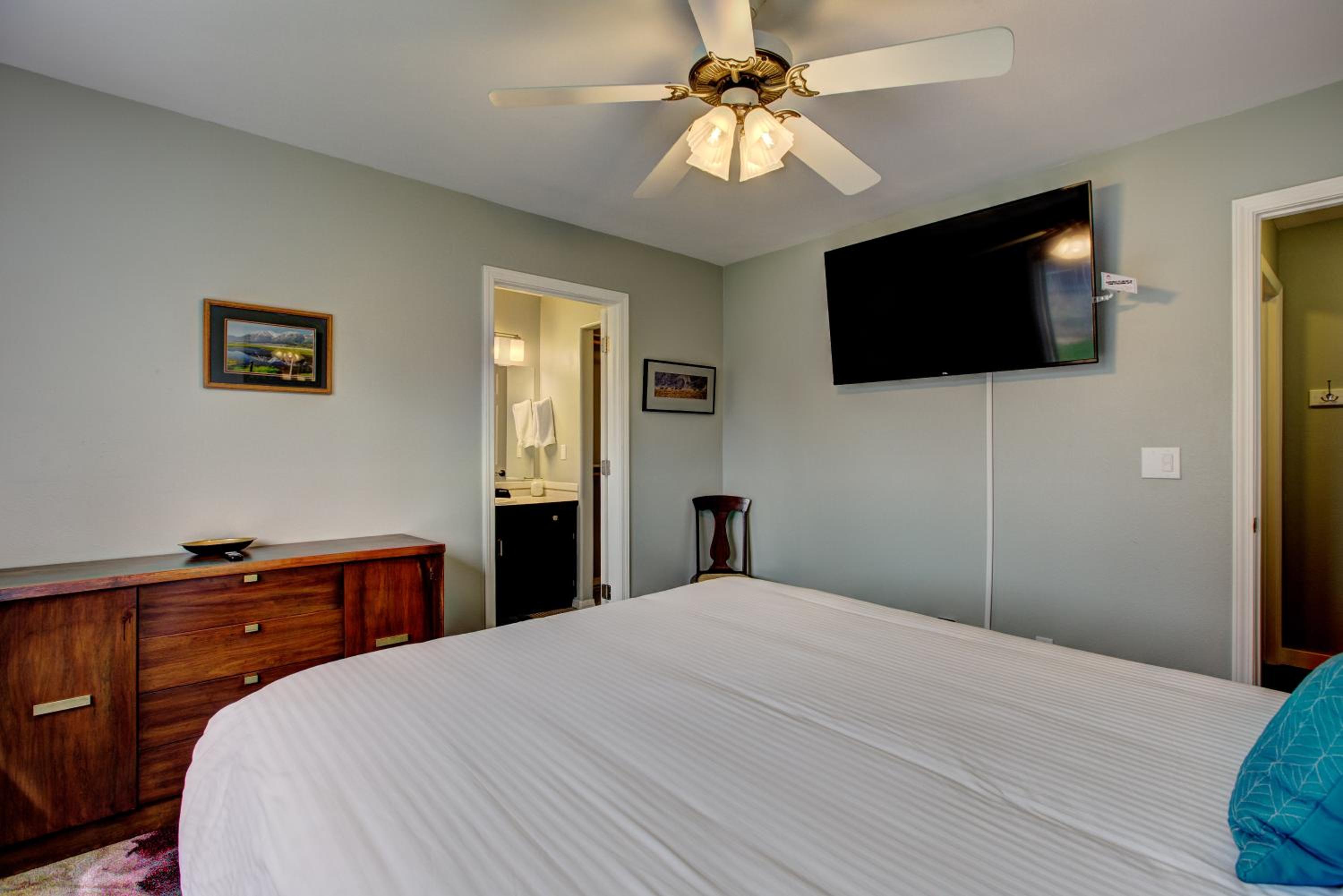 Hello Dolly! 3 beds, 2 bath, 2 TV's, Fireplace, Quiet Neighborhood in Star, ID minutes from walking trails and river views view 4