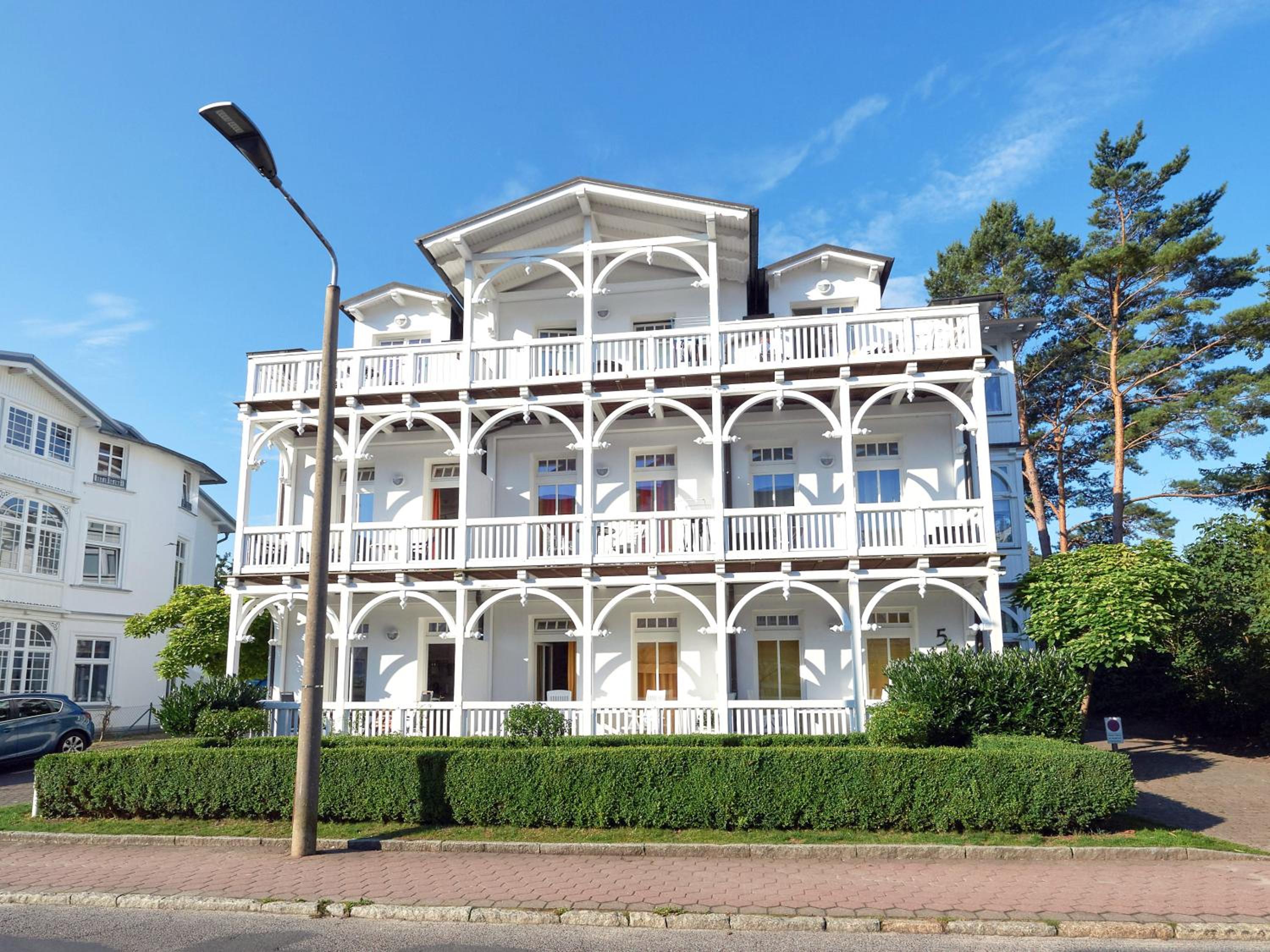 Villa Jugendglück - gelbe Rose