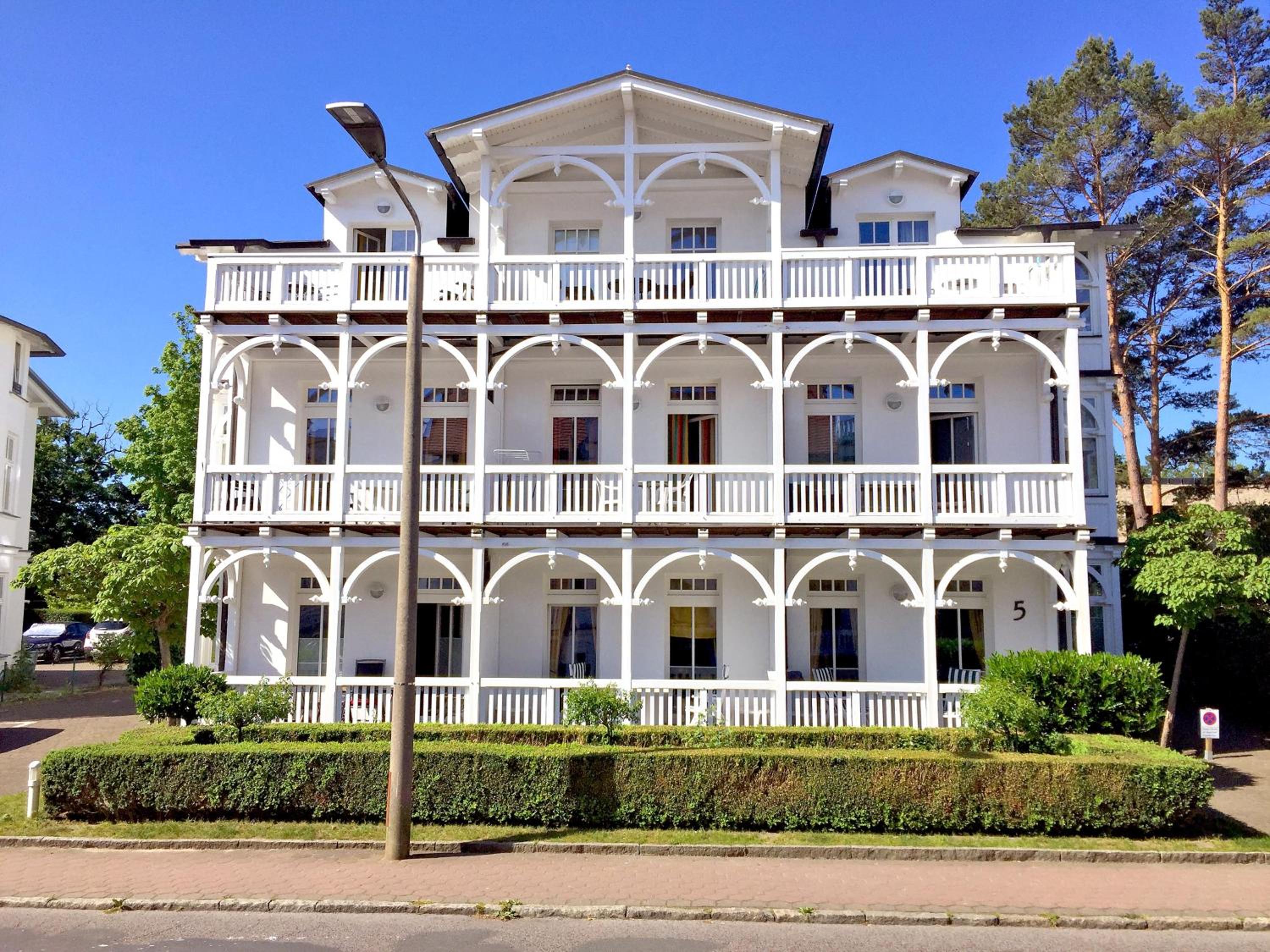 Villa Jugendglück - gelbe Rose