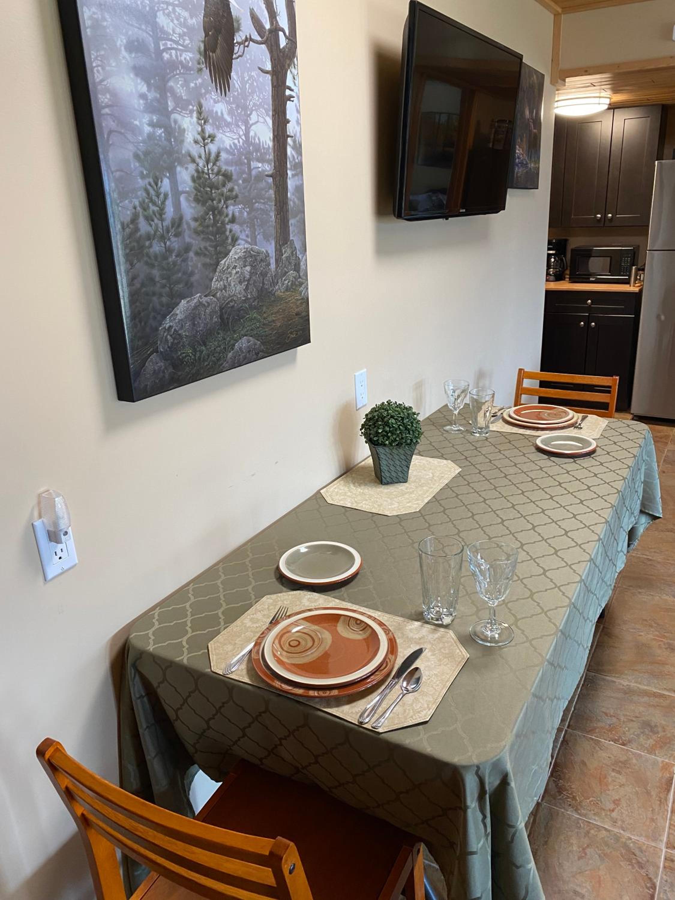 Pine Ridge, Log Home with Lake View and Backyard