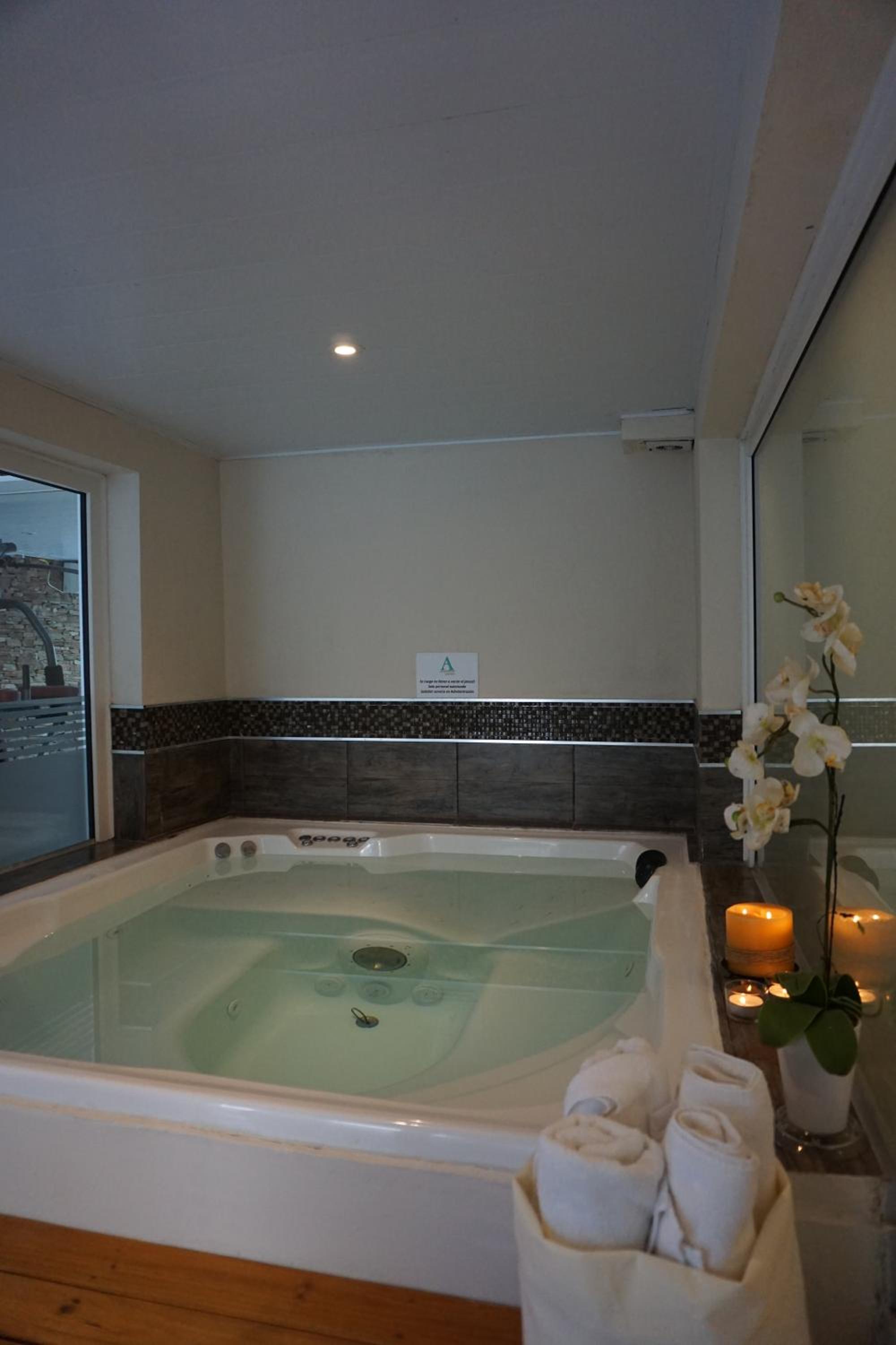 Aqualina Suites