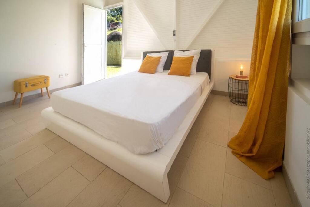 Villa La verdée, design, piscine, proche commerces view 3
