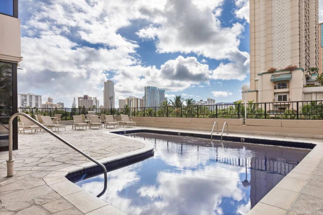 Waikiki Palms, Central Location, FREE parking view 5