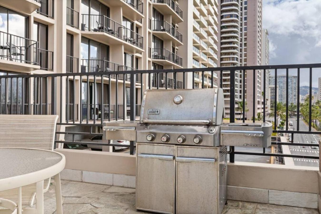 Waikiki Palms, Central Location, FREE parking view 4