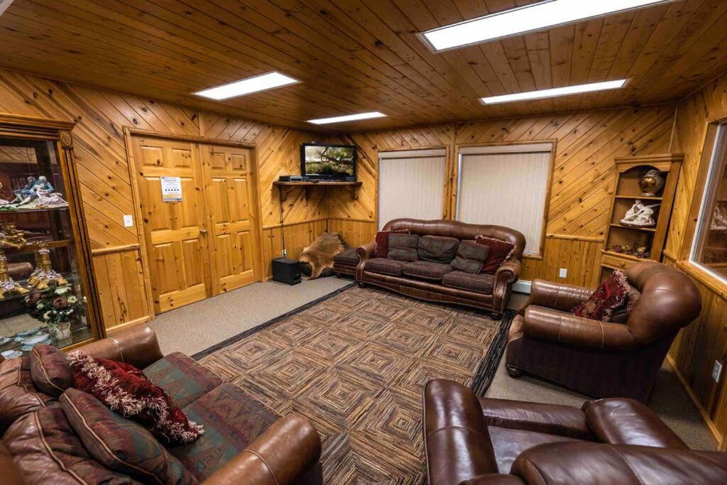 Enjoy The Outback+ Indoor Hot tub+Games+Puzzles+Tennis Court view 3