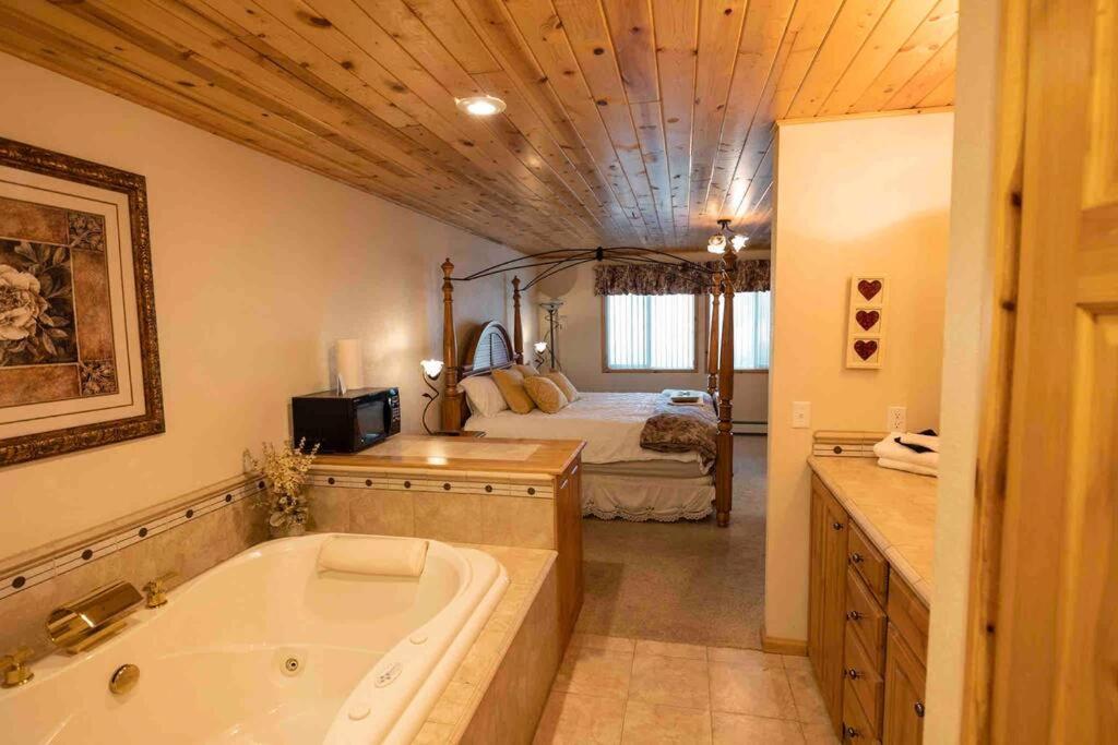 Enjoy The Outback+ Indoor Hot tub+Games+Puzzles+Tennis Court view 4