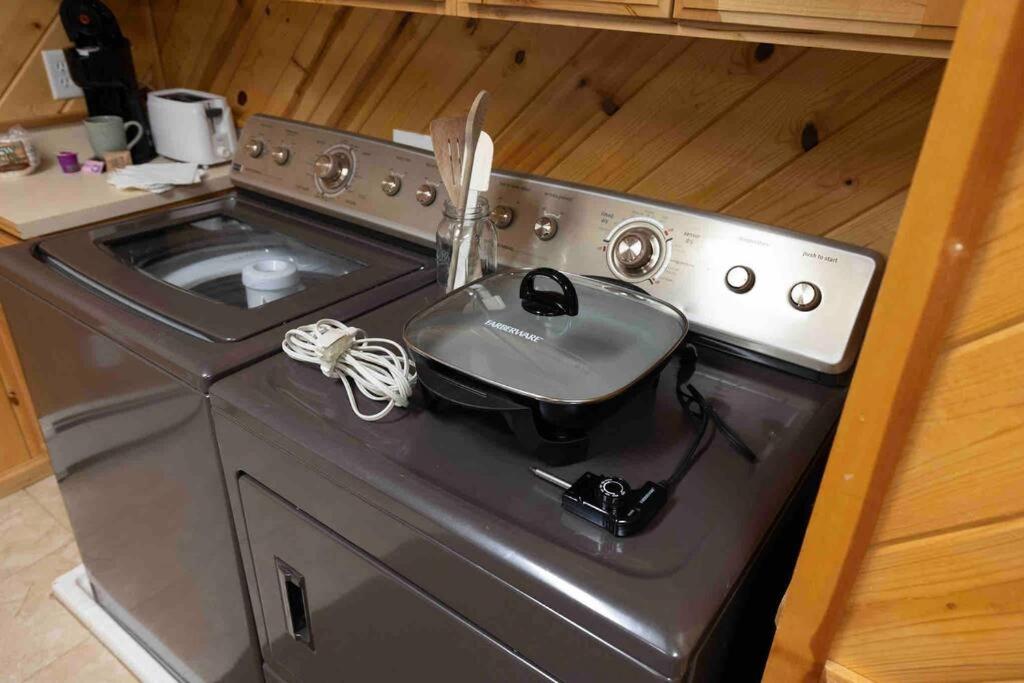 Enjoy The Outback+ Indoor Hot tub+Games+Puzzles+Tennis Court view 5