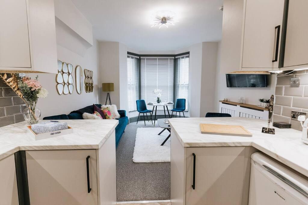 GROVE HOUSE NO.07 - Luxury Apartment close to the Llandudno Beach view 2