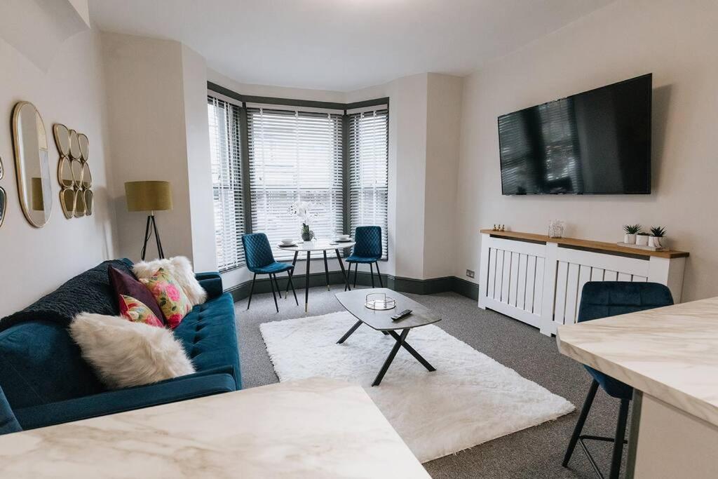 GROVE HOUSE NO.07 - Luxury Apartment close to the Llandudno Beach view 3