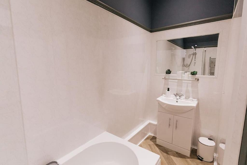 GROVE HOUSE NO.07 - Luxury Apartment close to the Llandudno Beach view 4