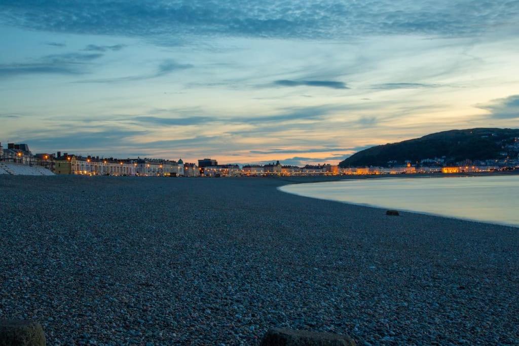 GROVE HOUSE NO.07 - Luxury Apartment close to the Llandudno Beach view 5