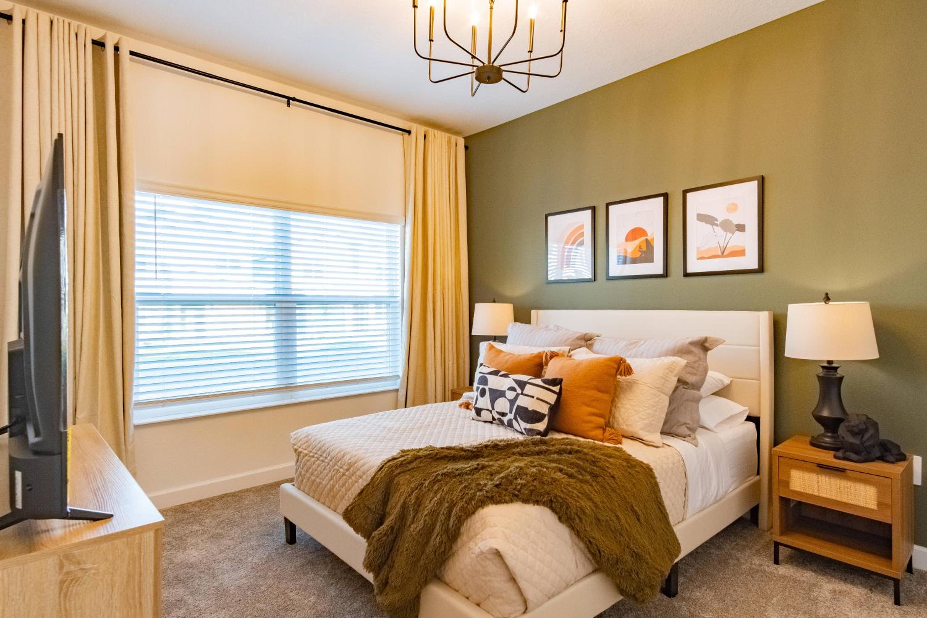 Amazing 4 Bed home w private Pool close to Disney 1180KING view 5