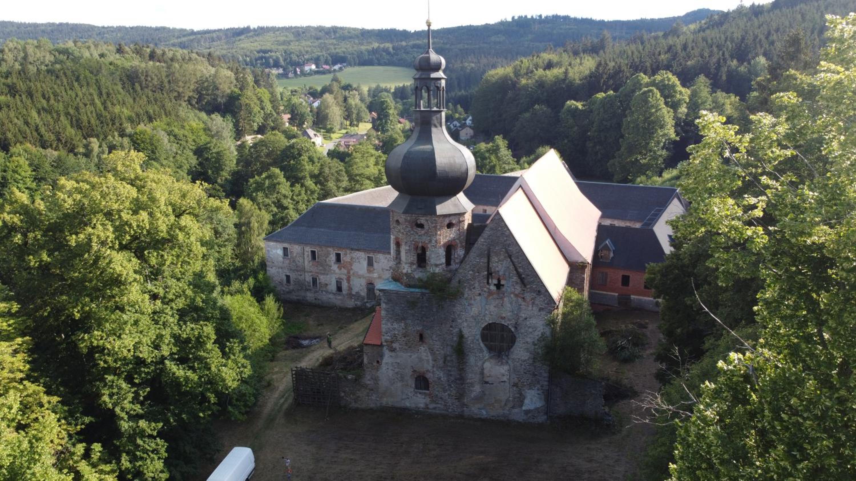 Maringotka na samotě na kozí farmě