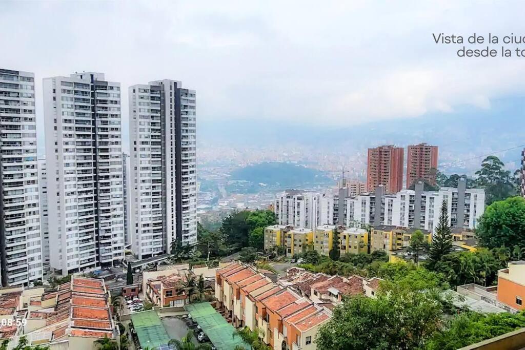 Hotel Apto cerca al lleras con balcon y piscina climatizada, cerca a provenza, ubicado min del aeropuerto - Image 1