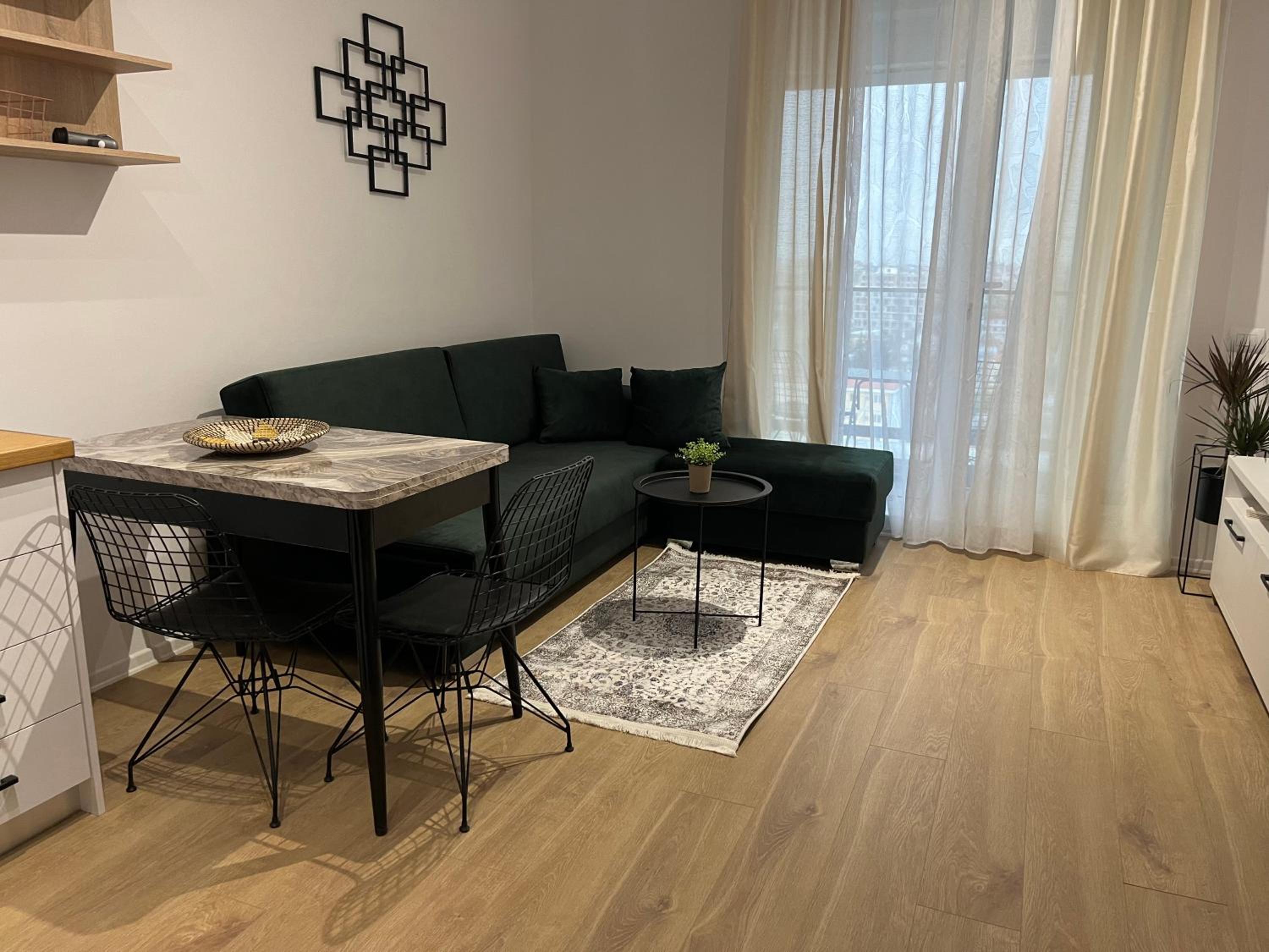 Comfy Nest Apartment- free parking