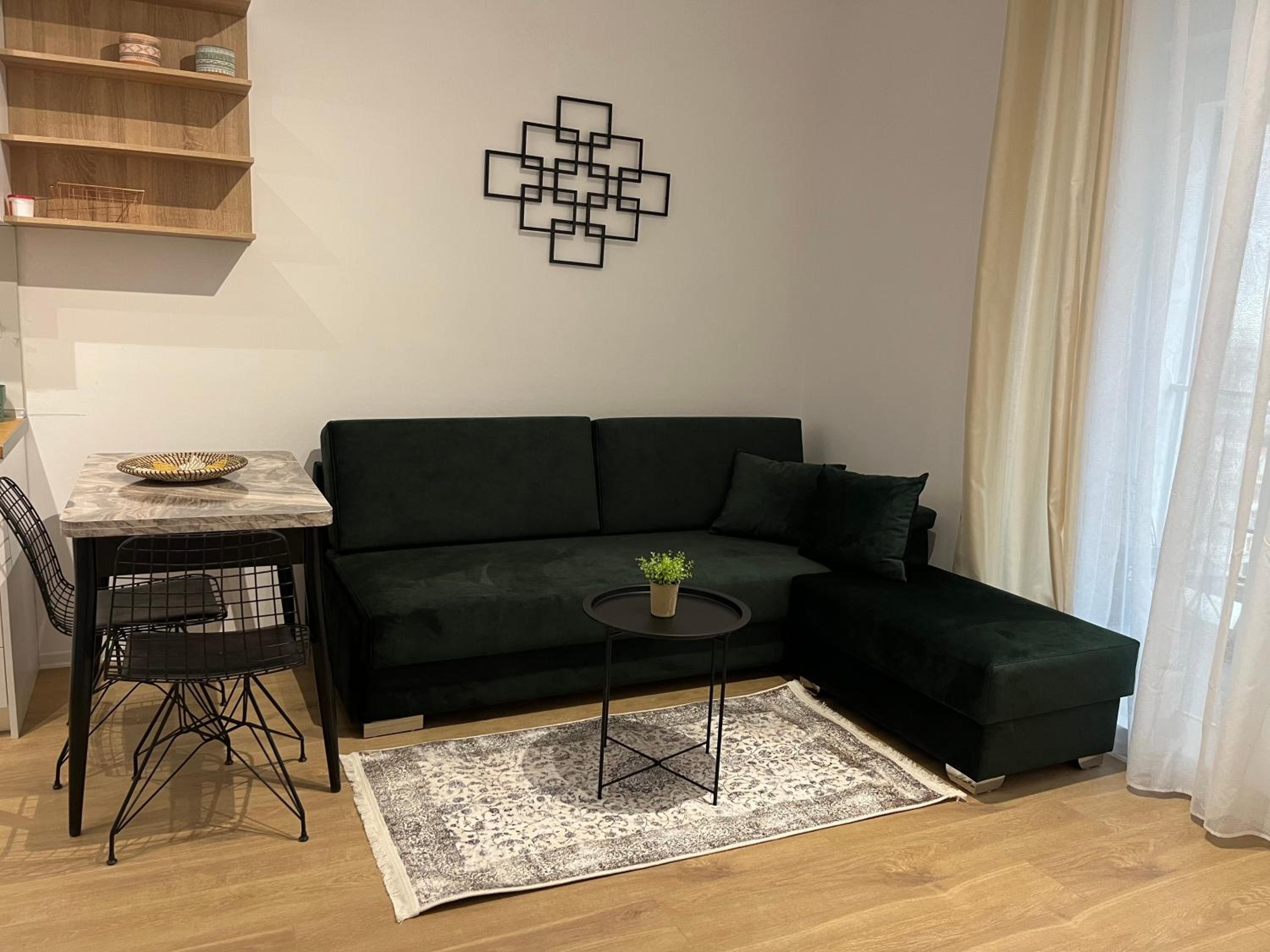 Comfy Nest Apartment- free parking