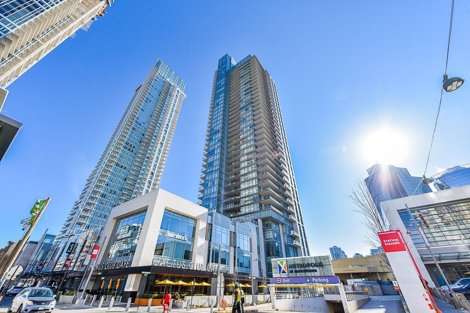 Burnaby Metrotown Cozy 3 Bedroom Suite Walk to Skytrain and Malls