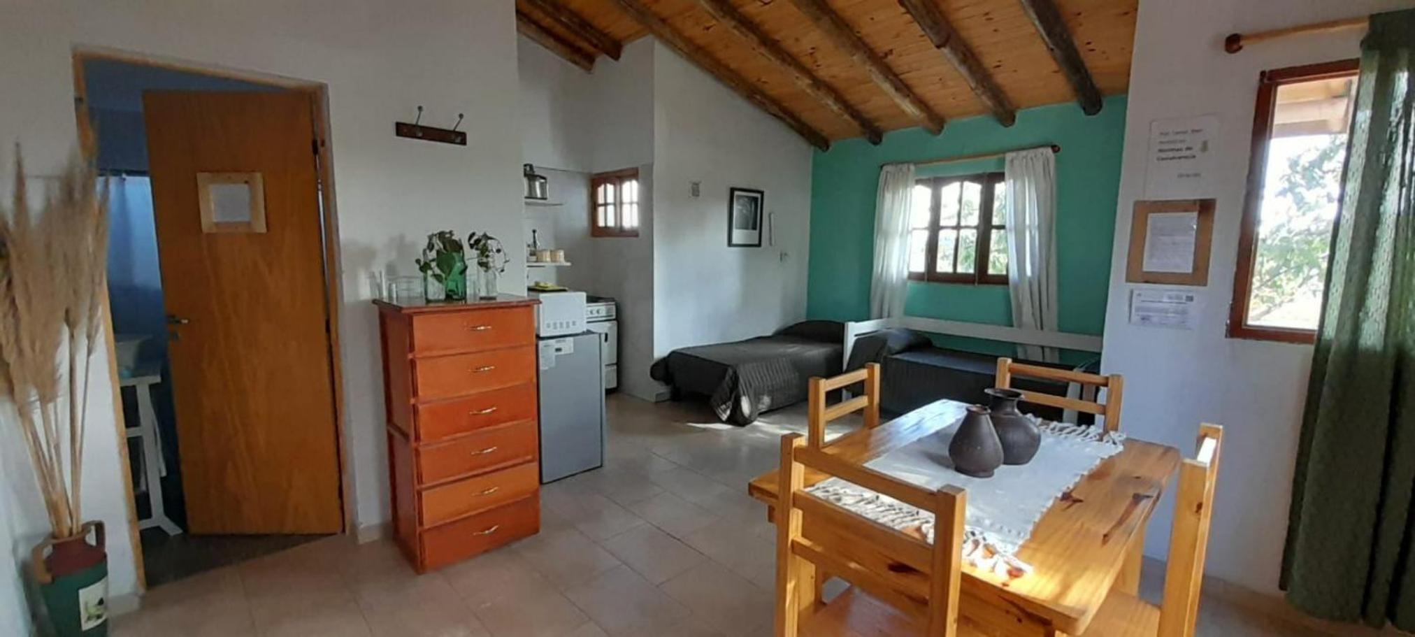 Casas HG-Desayuno sencillo entregado al check in-Pileta normal y climatizada en predio a 5 minutos en auto-Acepta mascotas bajo petición-Cochera para 1 aut