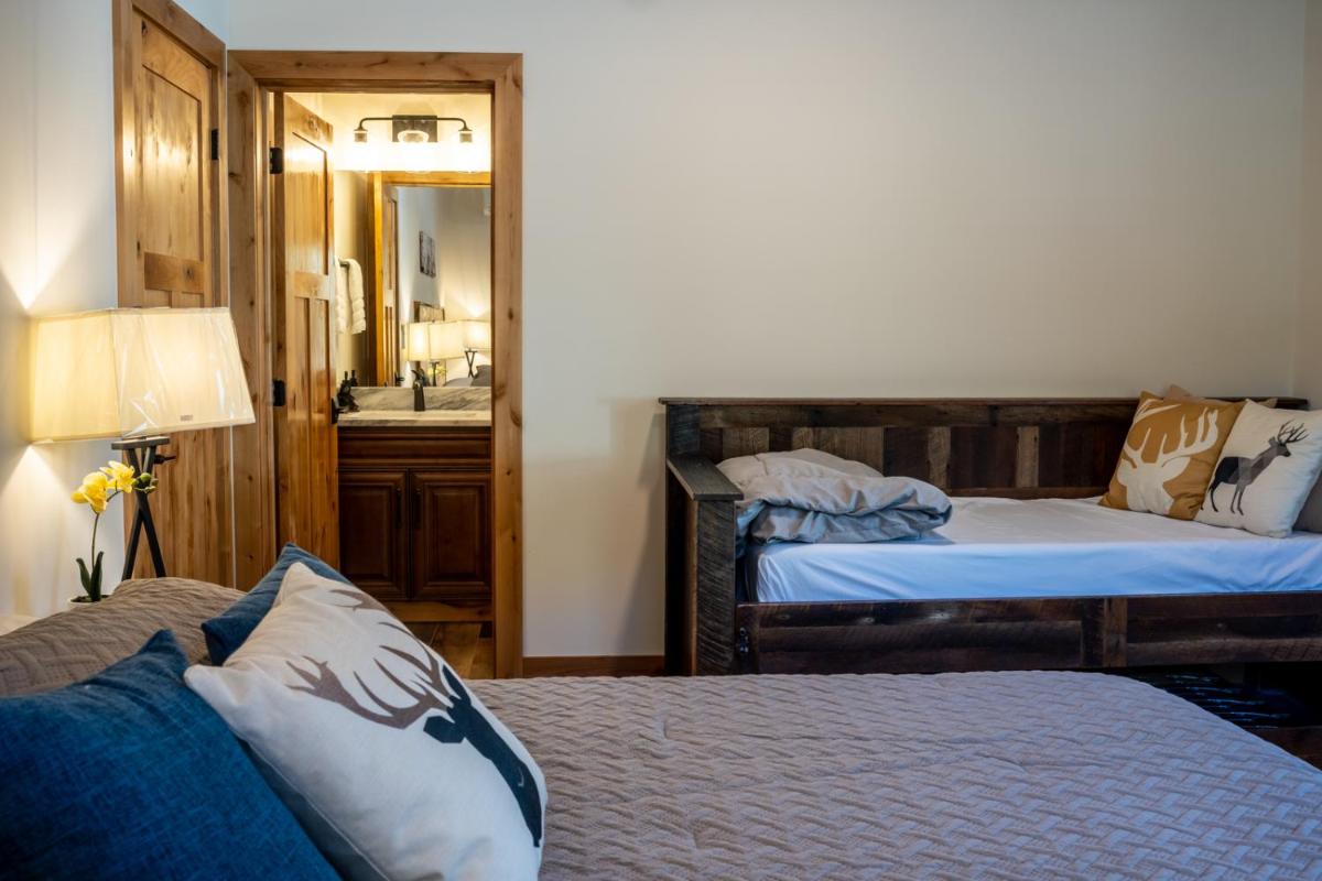 Enchantment Lodges - 5 min walk to downtown view 3