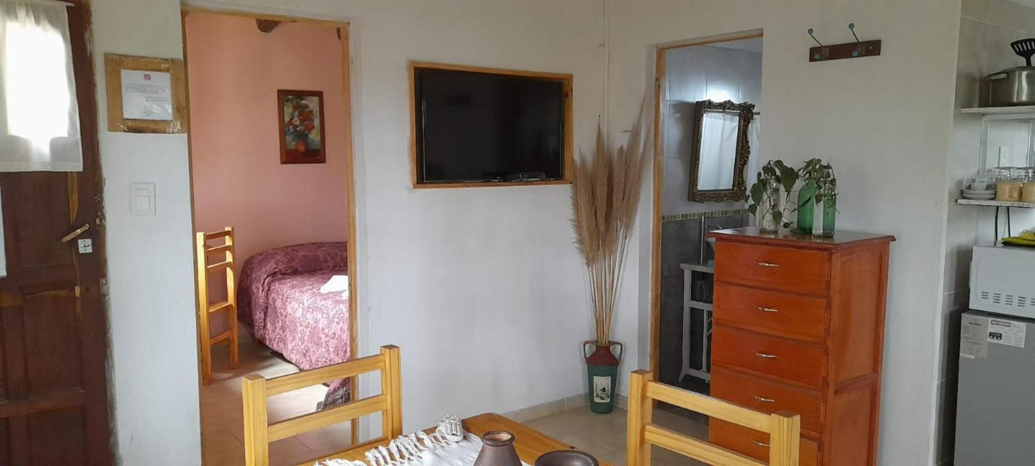 Casas HG-Desayuno sencillo entregado al check in-Pileta normal y climatizada en predio a 5 minutos en auto-Acepta mascotas bajo petición-Cochera para 1 aut