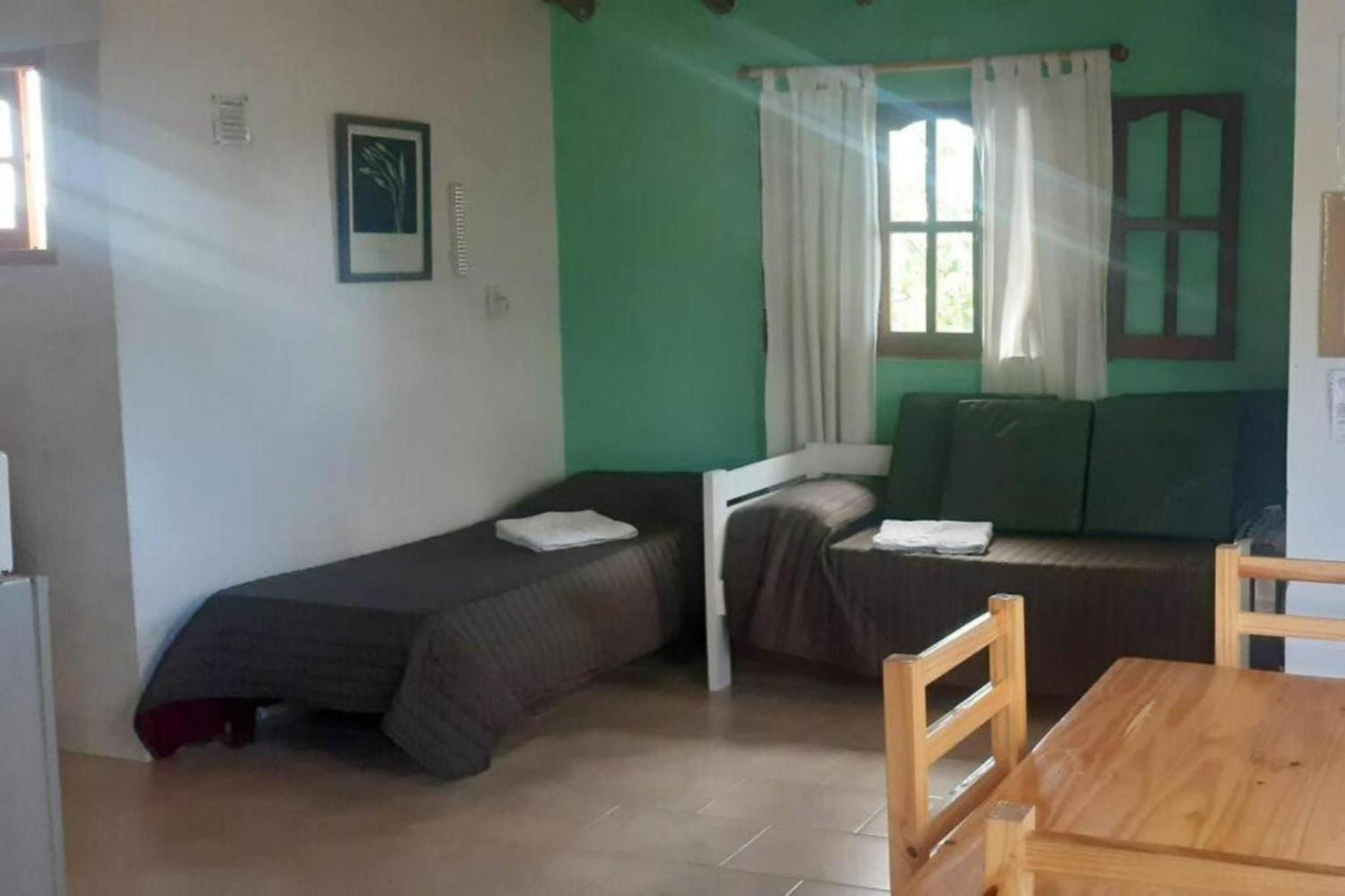 Casas HG-Desayuno sencillo entregado al check in-Pileta normal y climatizada en predio a 5 minutos en auto-Acepta mascotas bajo petición-Cochera para 1 aut