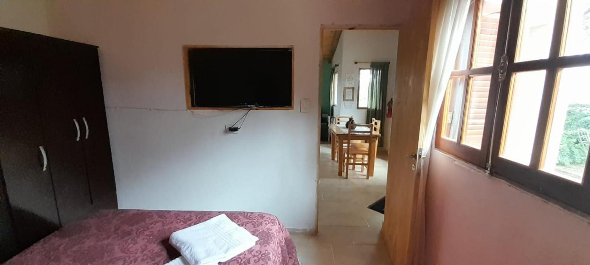 Casas HG-Desayuno sencillo entregado al check in-Pileta normal y climatizada en predio a 5 minutos en auto-Acepta mascotas bajo petición-Cochera para 1 aut