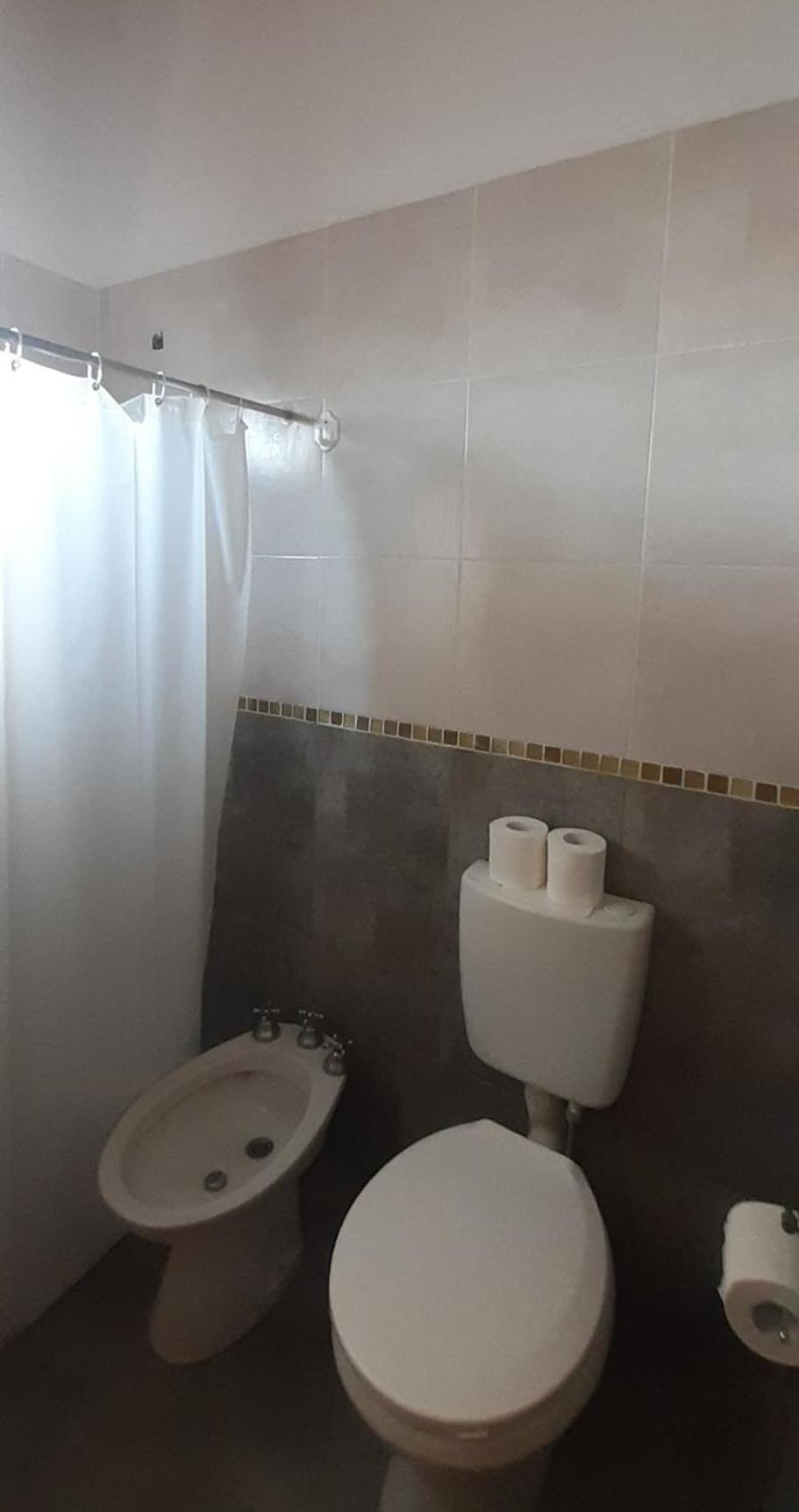 Casas HG-Desayuno sencillo entregado al check in-Pileta normal y climatizada en predio a 5 minutos en auto-Acepta mascotas bajo petición-Cochera para 1 aut